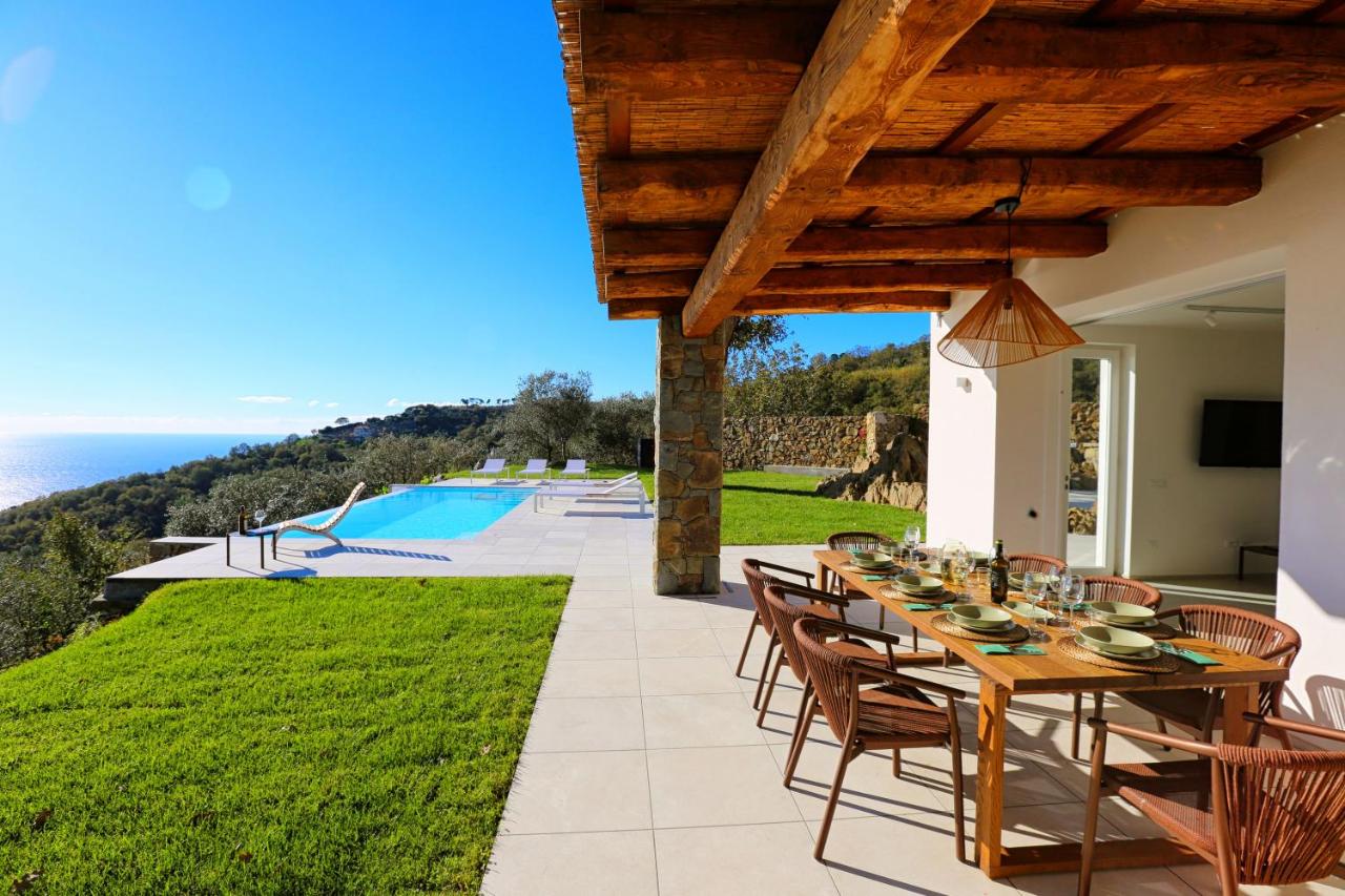 Casa Miramare Sorrento: Spacious 4-Bedroom Apartment with Infinity Pool, Sorrento
