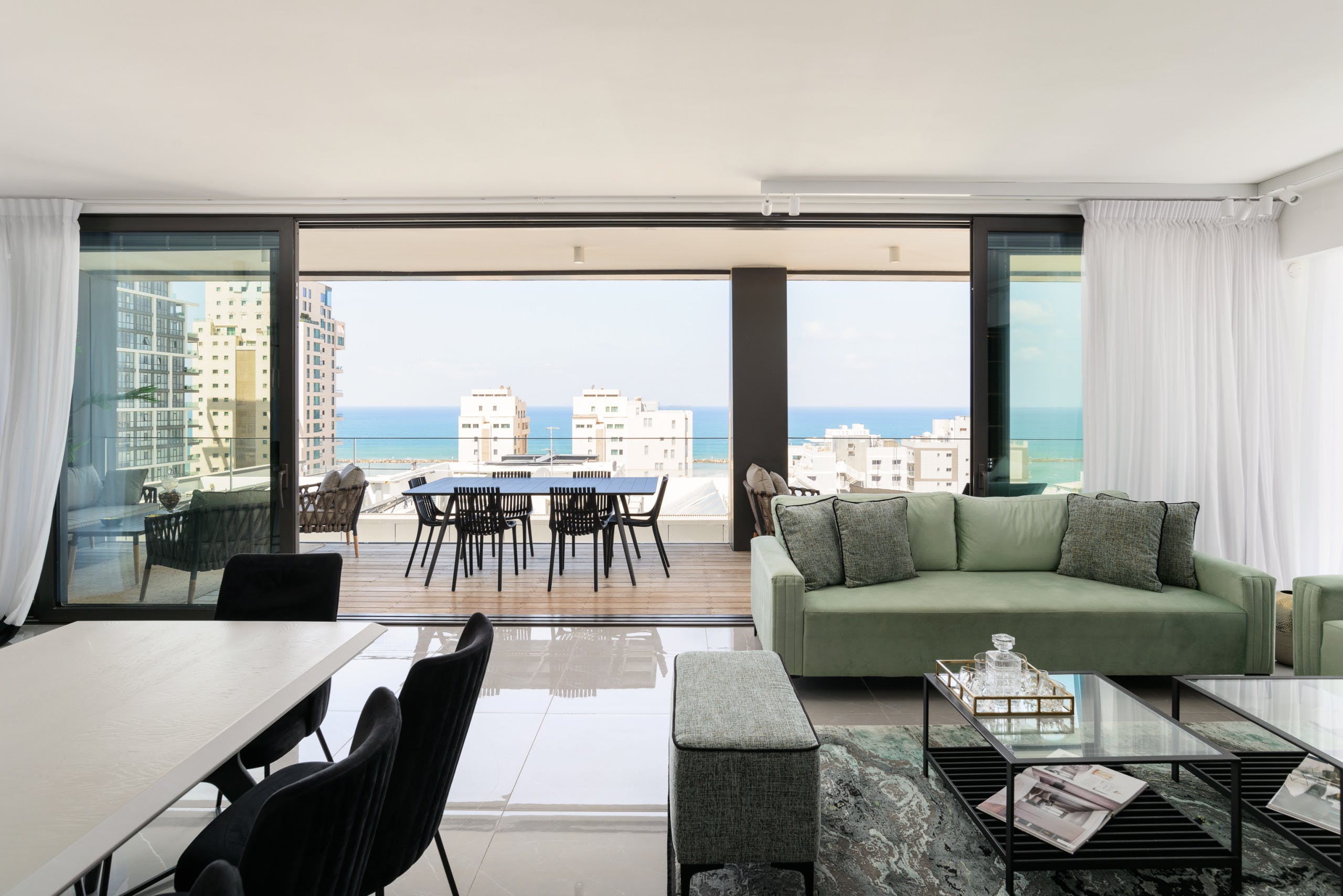 Casa Neve Tzedek: Elegant 2-Bedroom Apartment with Sea Views, Tel Aviv