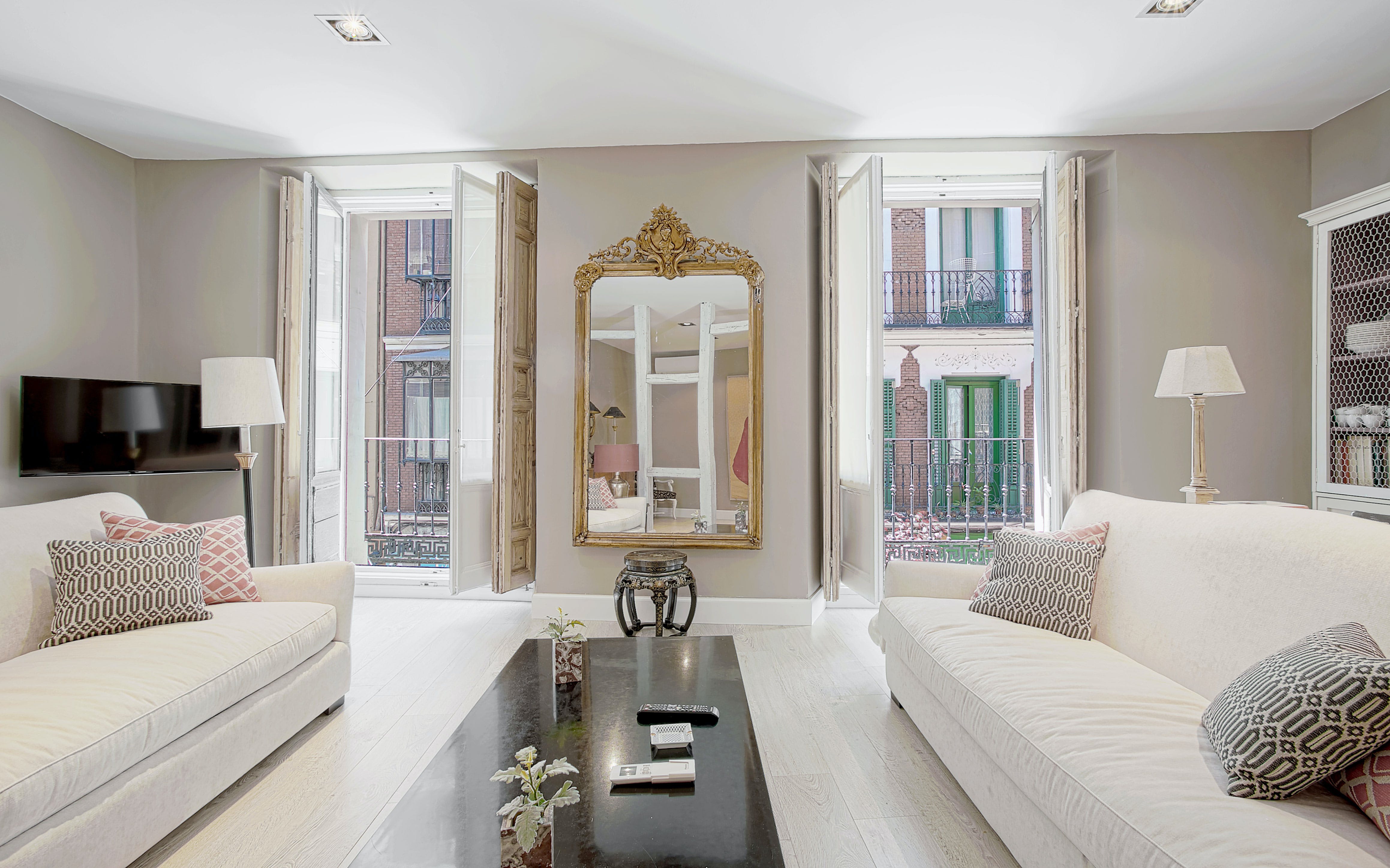 Casa Palatino Las Letras: Stylish 2-Bedroom Apartment Rental with Air-Con, Family Friendly, Las Letras Madrid