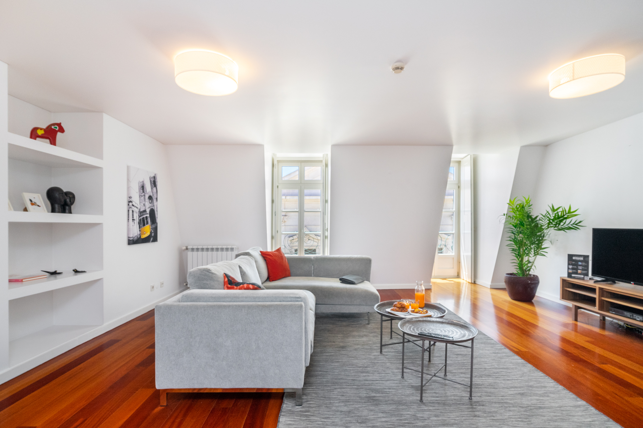 Casa Pessoa Chiado: Spacious 3-Bedroom Apartment with Seaviews, Chiado, Lisbon