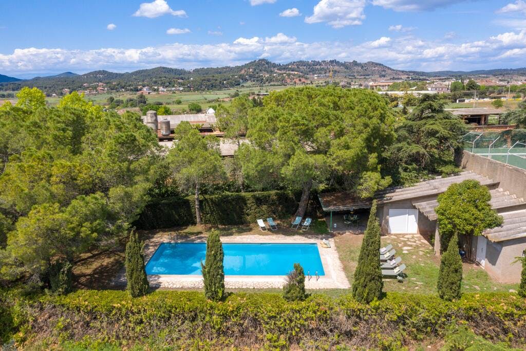 Casa Pi del Vent Barcelona: Spacious 7-Bedroom Apartment Rental with Pool and Tennis Court, Barcelona