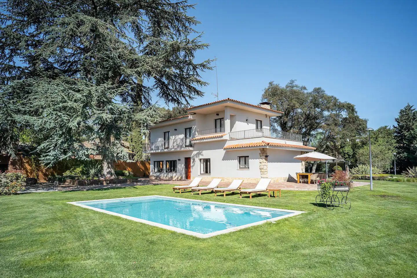 Casa Piñassa Barcelona: Spacious 5-Bedroom Family-Friendly Apartment with Pool, Francesc Macia