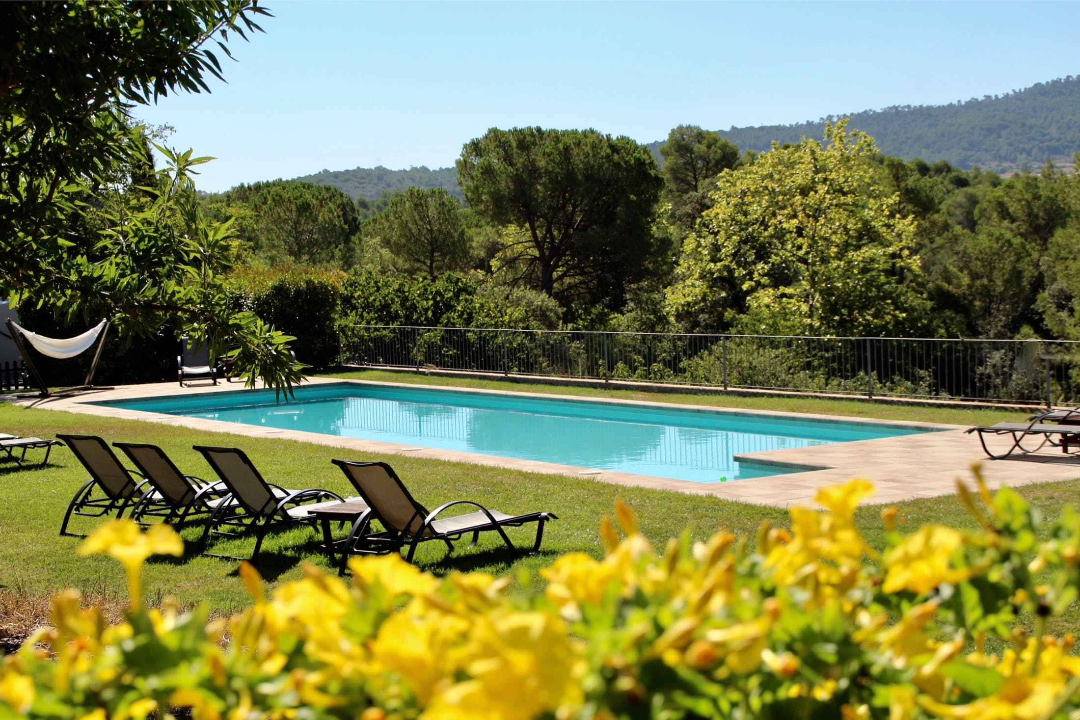 Casa Piñon Barcelona: Elegant 2-Bedroom Luxury Apartment with Pool, Barcelona
