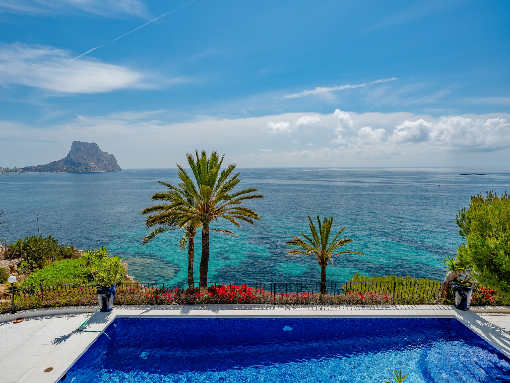 Casa Racó Calpe: Spectacular Beachfront 6-Bedroom Villa with Private Pool Just 20 Meters from Mediterranean Beach