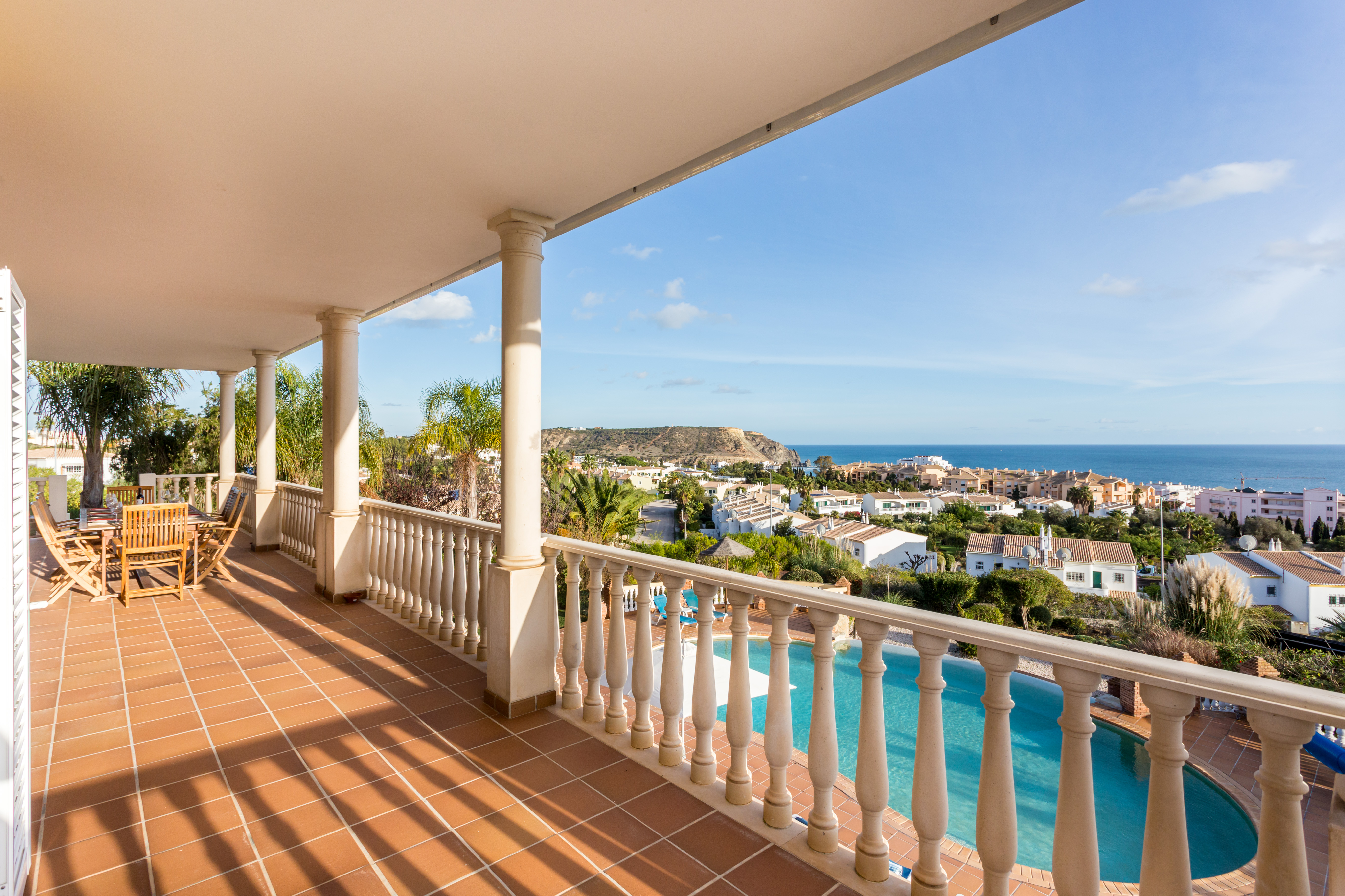 Casa Rocha Lagos: Spacious 5-Bedroom Apartment with Heated Pool, Algarve