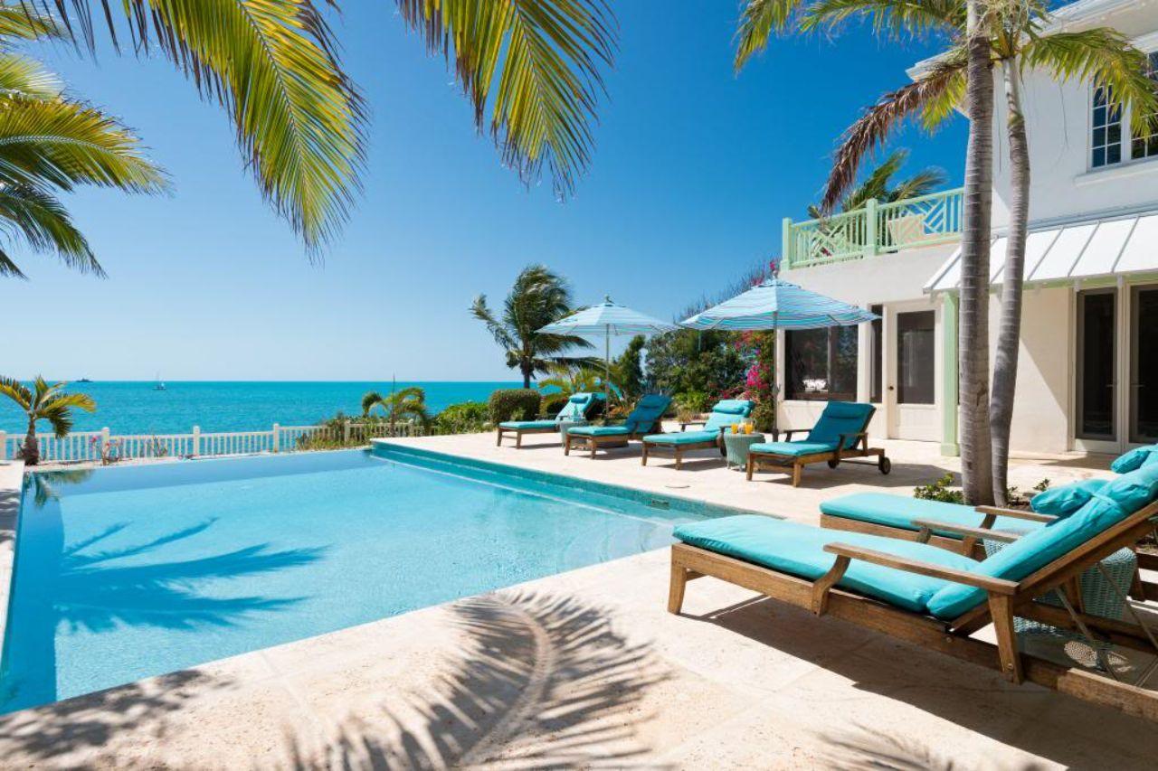 Casa Sapodilla Providenciales: Stunning 4-Bedroom Beachfront Apartment with Pool, Turks and Caicos