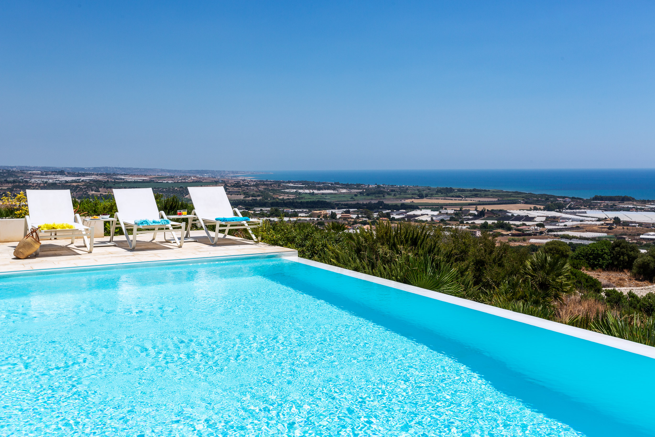 Casa Scirocco Ragusa: Luxury Apartment with Infinity Pool and Sea Views, Ragusa