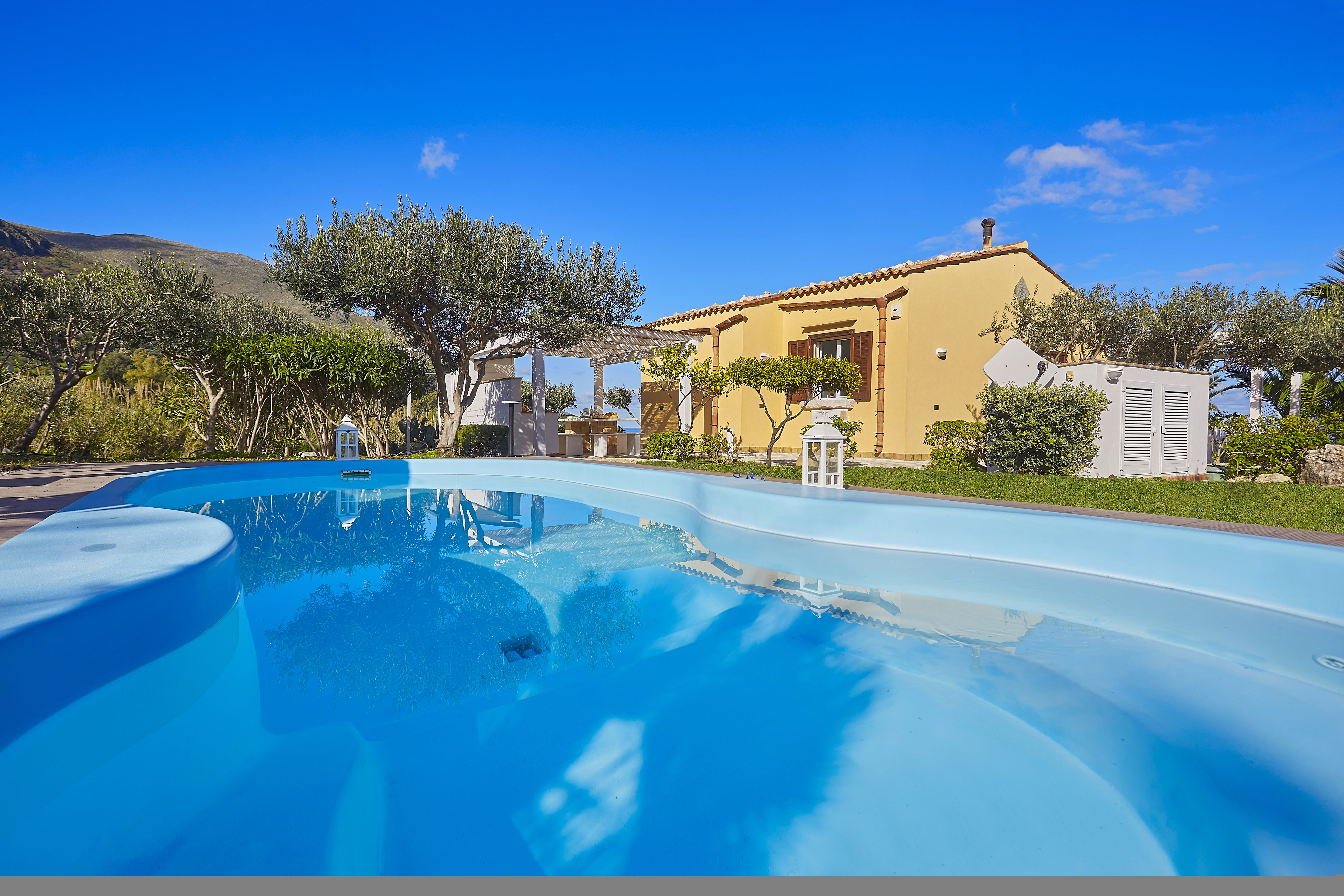 Casa Scirocco Trapani Trapani 5: Luxurious 3-Bedroom Apartment with Seaview and Hot Tub, Trapani