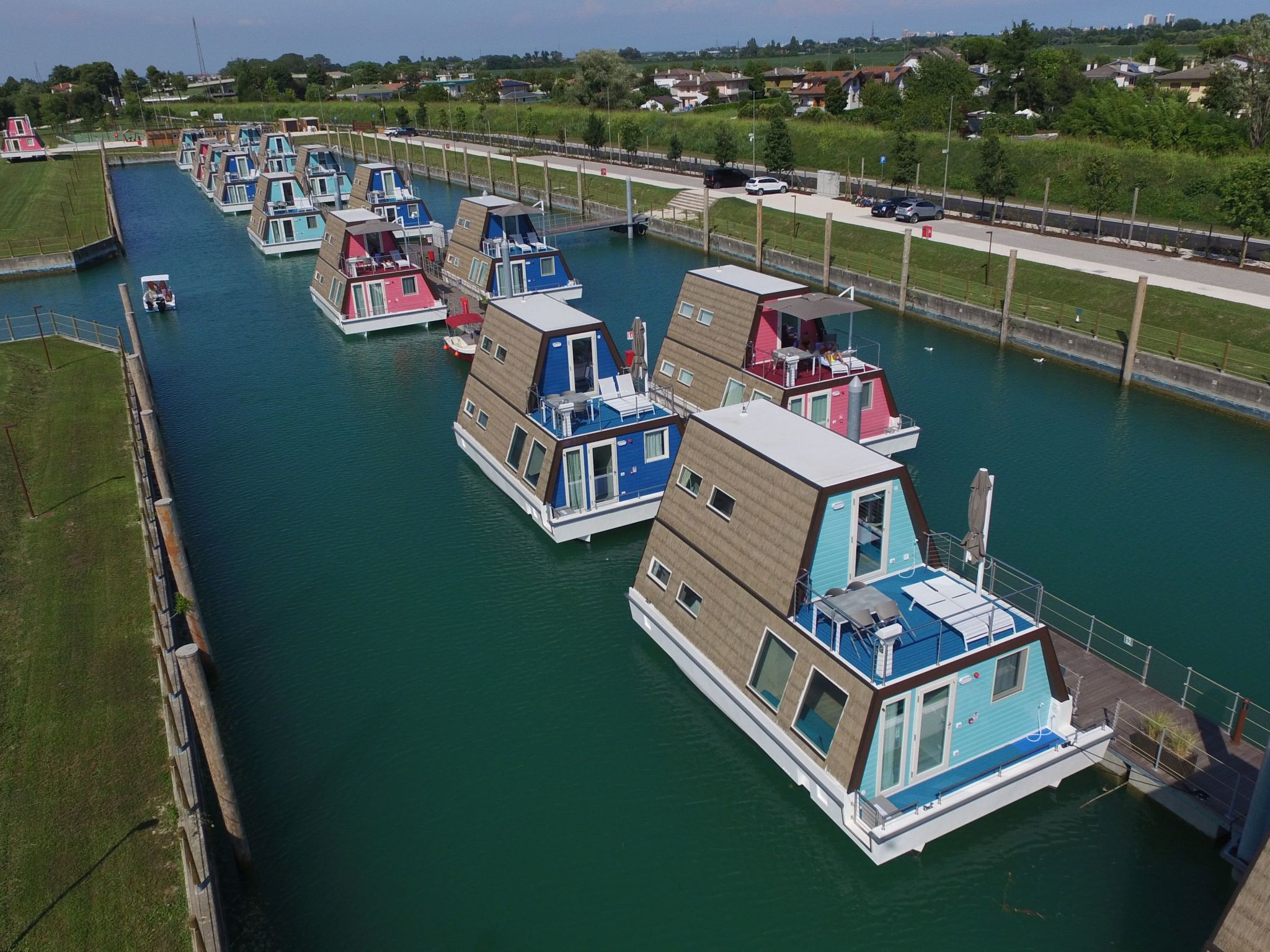 Casa Tagliamento Lignano Lignano Riviera: Unique 2-Bedroom Houseboat with Marina Views and Resort Amenities in Lignano Riviera Italy