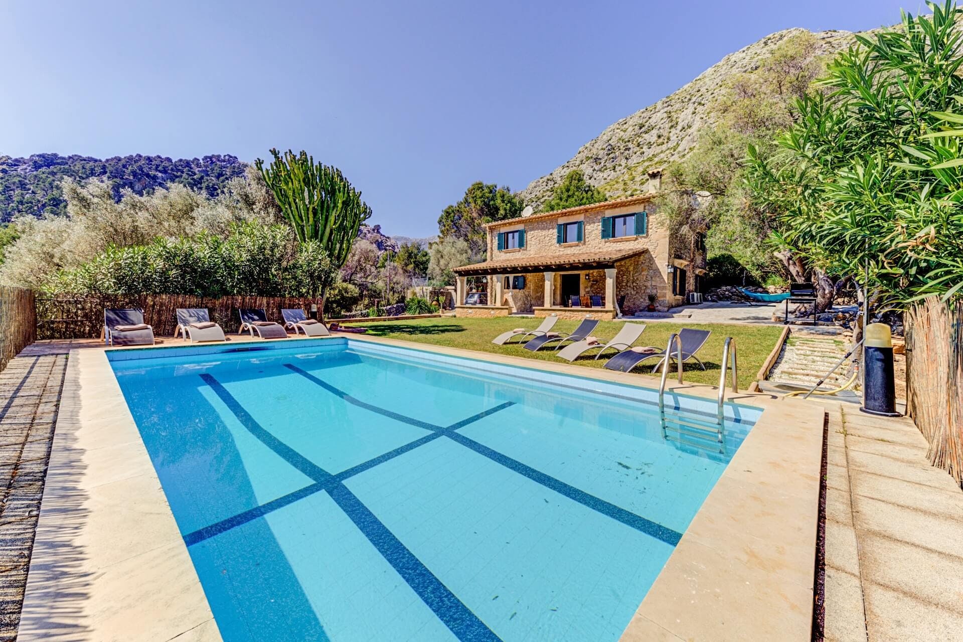Casa Ternelles Pollença: 4-Bedroom Luxury Villa with Beachfront Access, Pollença