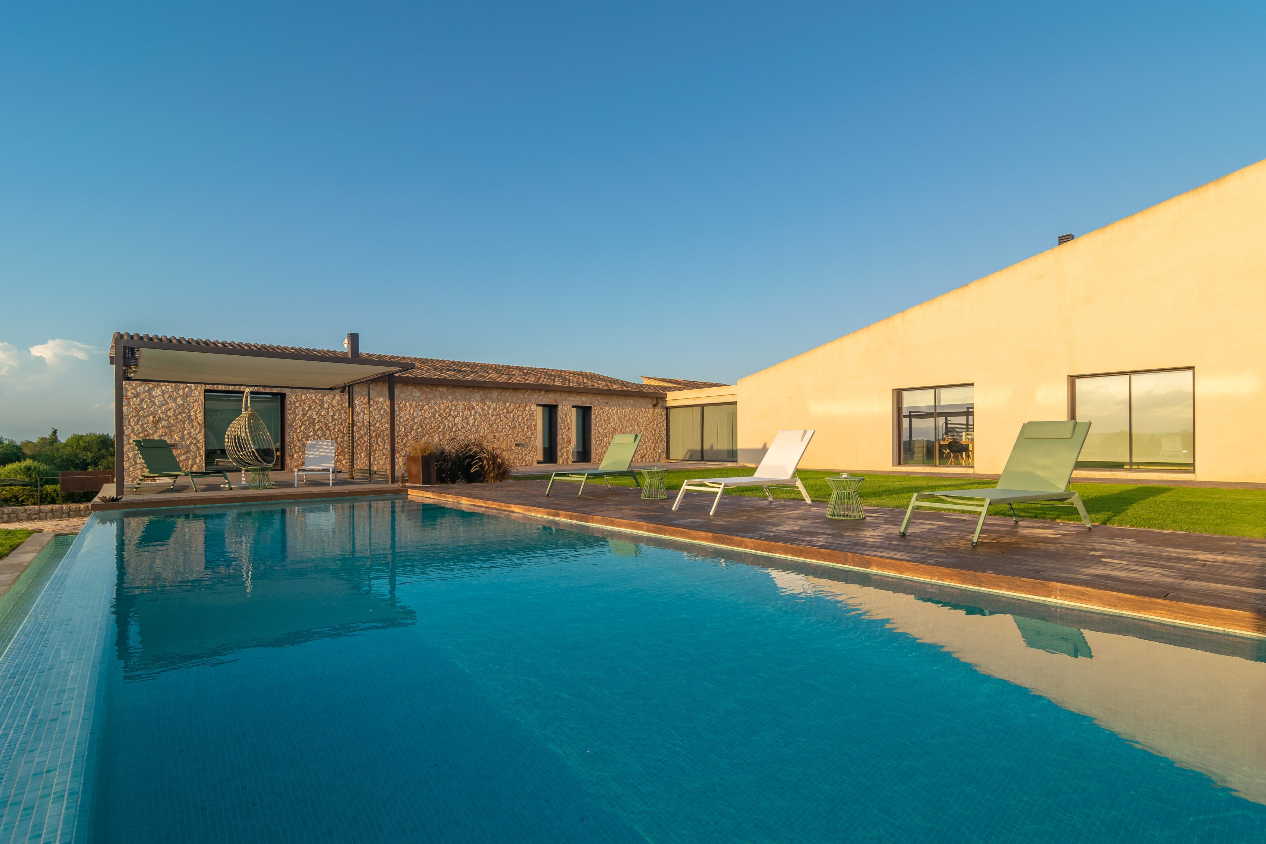 Casa Tramuntana Ariany: Luxury 4-Bedroom Apartment with Infinity Pool, Mallorca