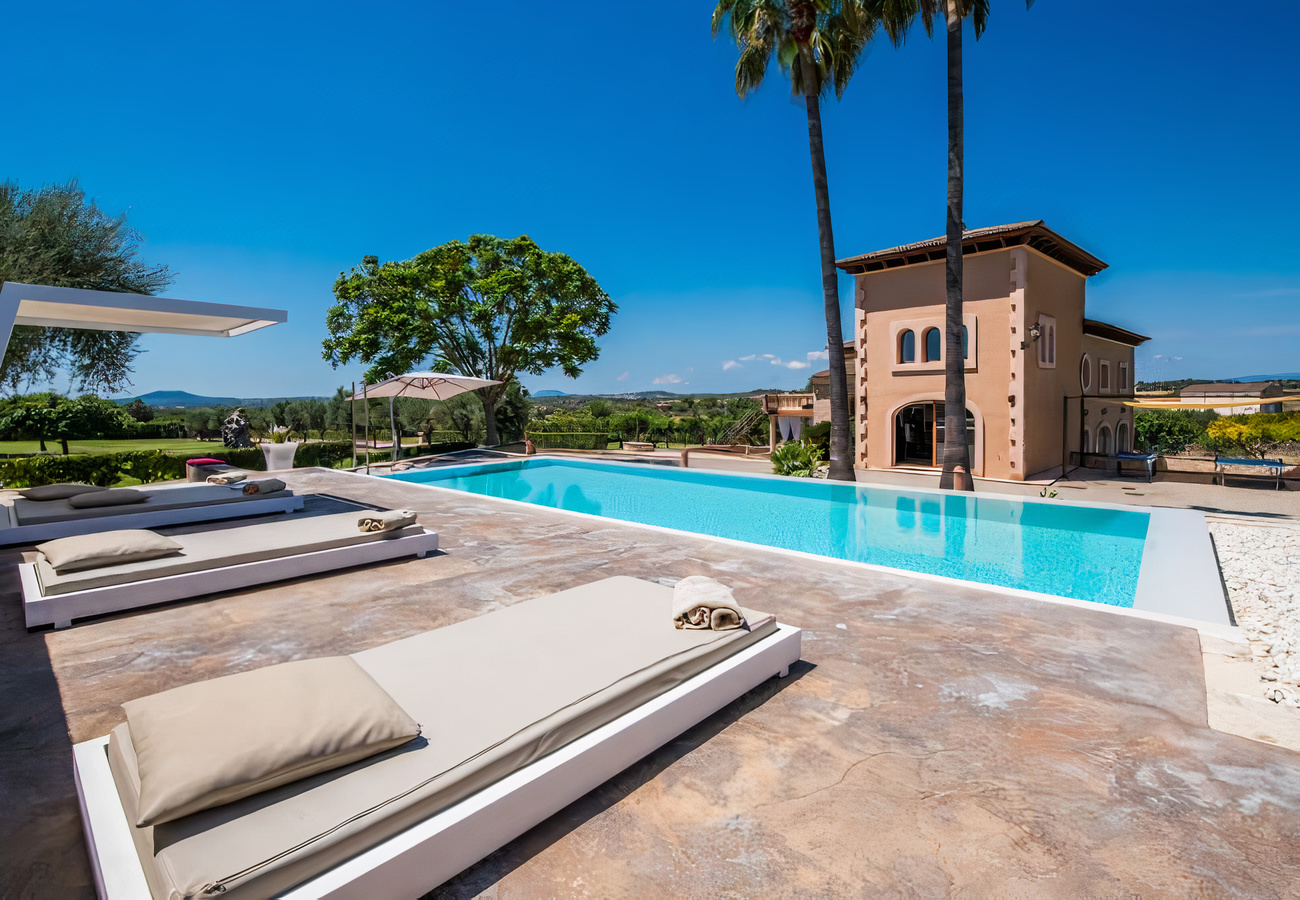 Villa Esmeralda S’Estanyol Can Picafort: Luxury 4-Bedroom Apartment with Sauna and Pool, Can Picafort