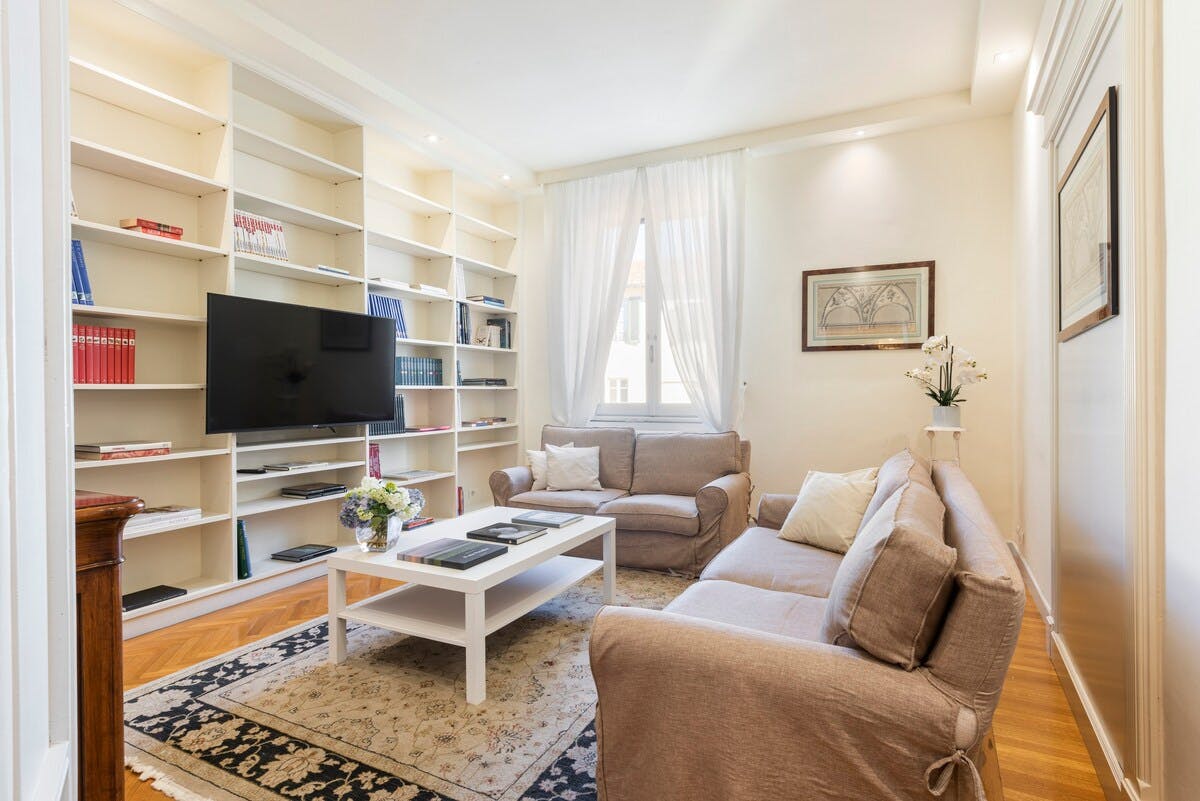 Casa Vacchereccia Firenze: Elegant 3-Bedroom Apartment Rental with Air-Con in Ponte Vecchio, Florence