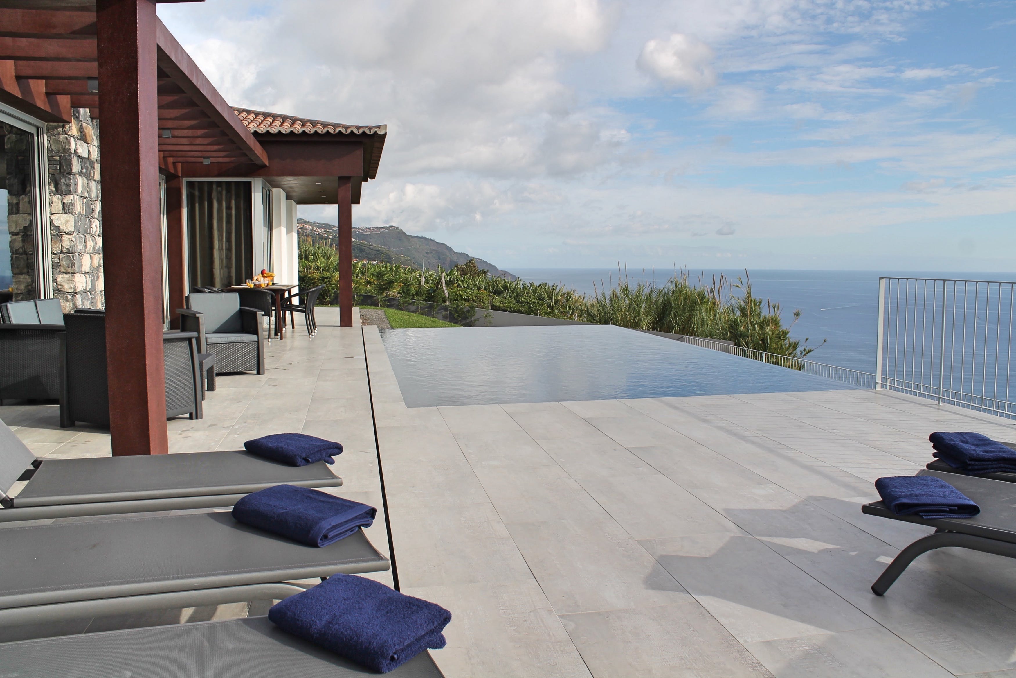 Casa Vereda Calheta: Luxury 3-Bedroom Apartment with Infinity Pool and Sea Views, Calheta