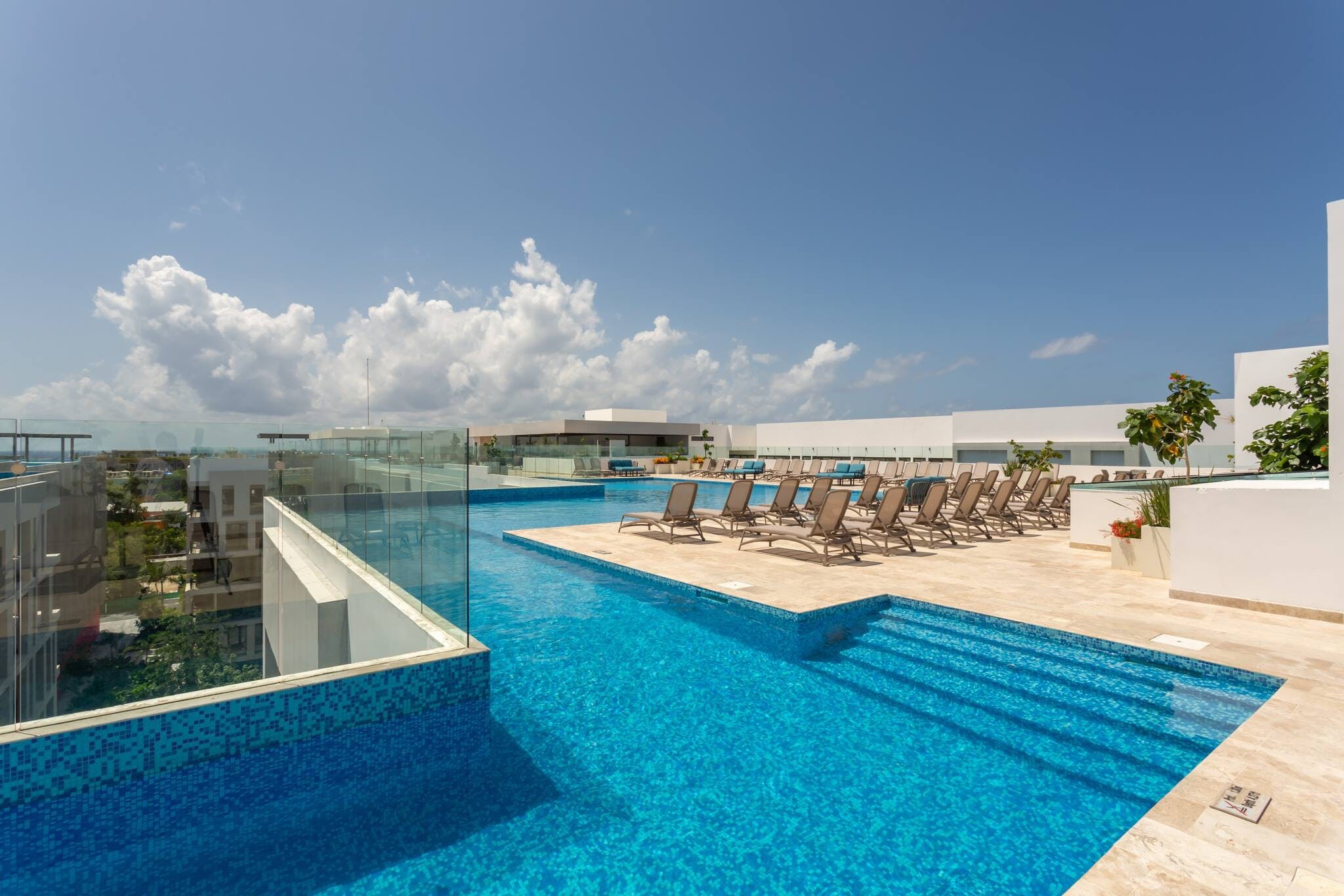 Casa Xaman Playa del Carmen: Stylish 2-Bedroom Apartment with Infinity Pool and Sea Views, Playa del Carmen