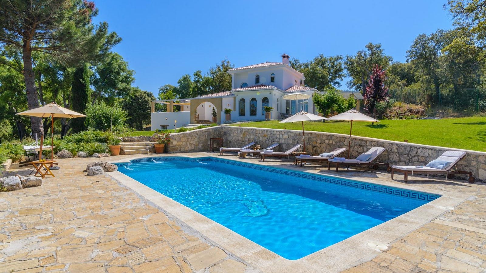 Casa Zafarraya Alhama: Luxurious 3-Bedroom Apartment with Pool and Tennis Court, Axarquia