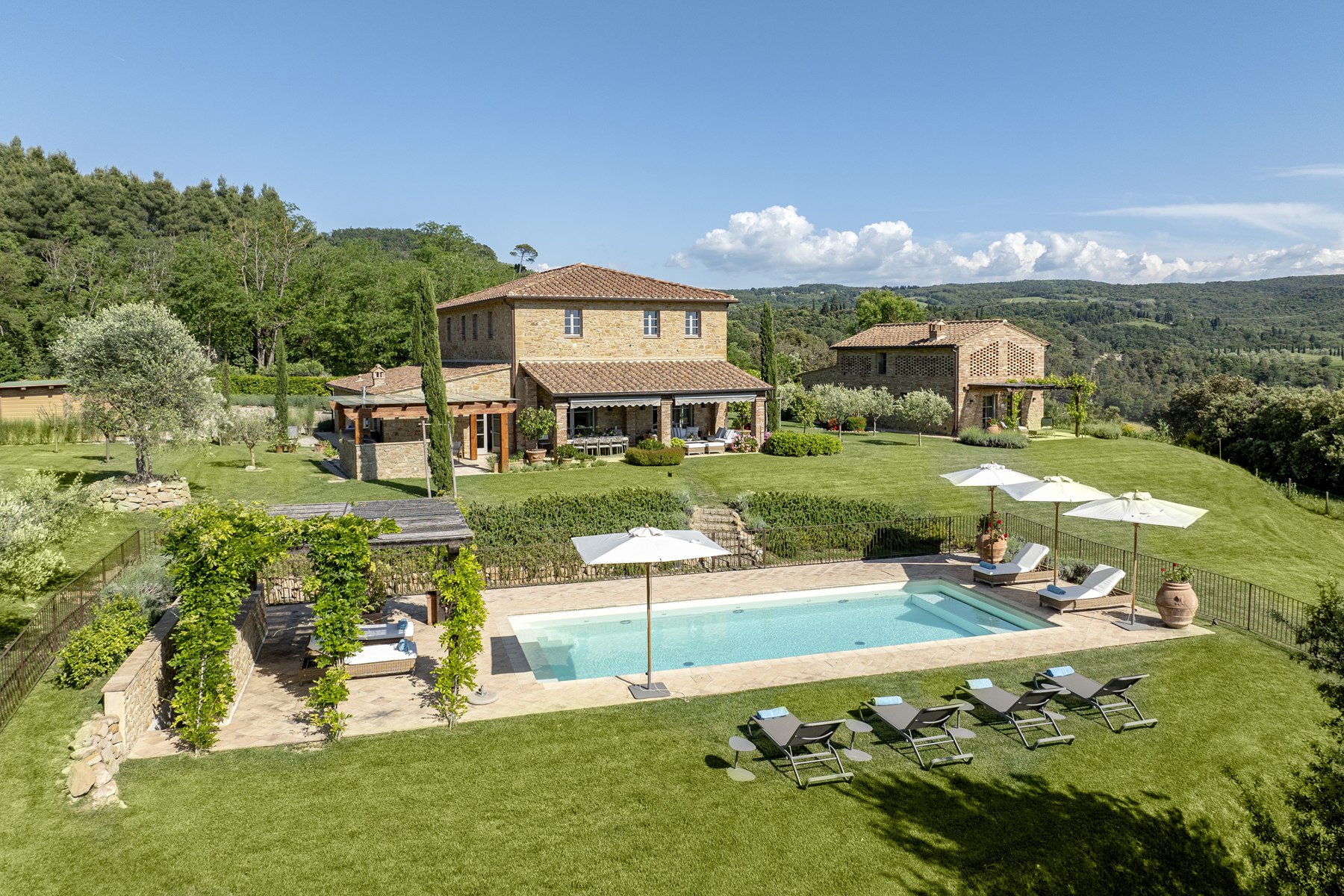 Cascina Montaione Tuscany: Spacious 7-Bedroom Luxury Apartment with Pool, Tuscany