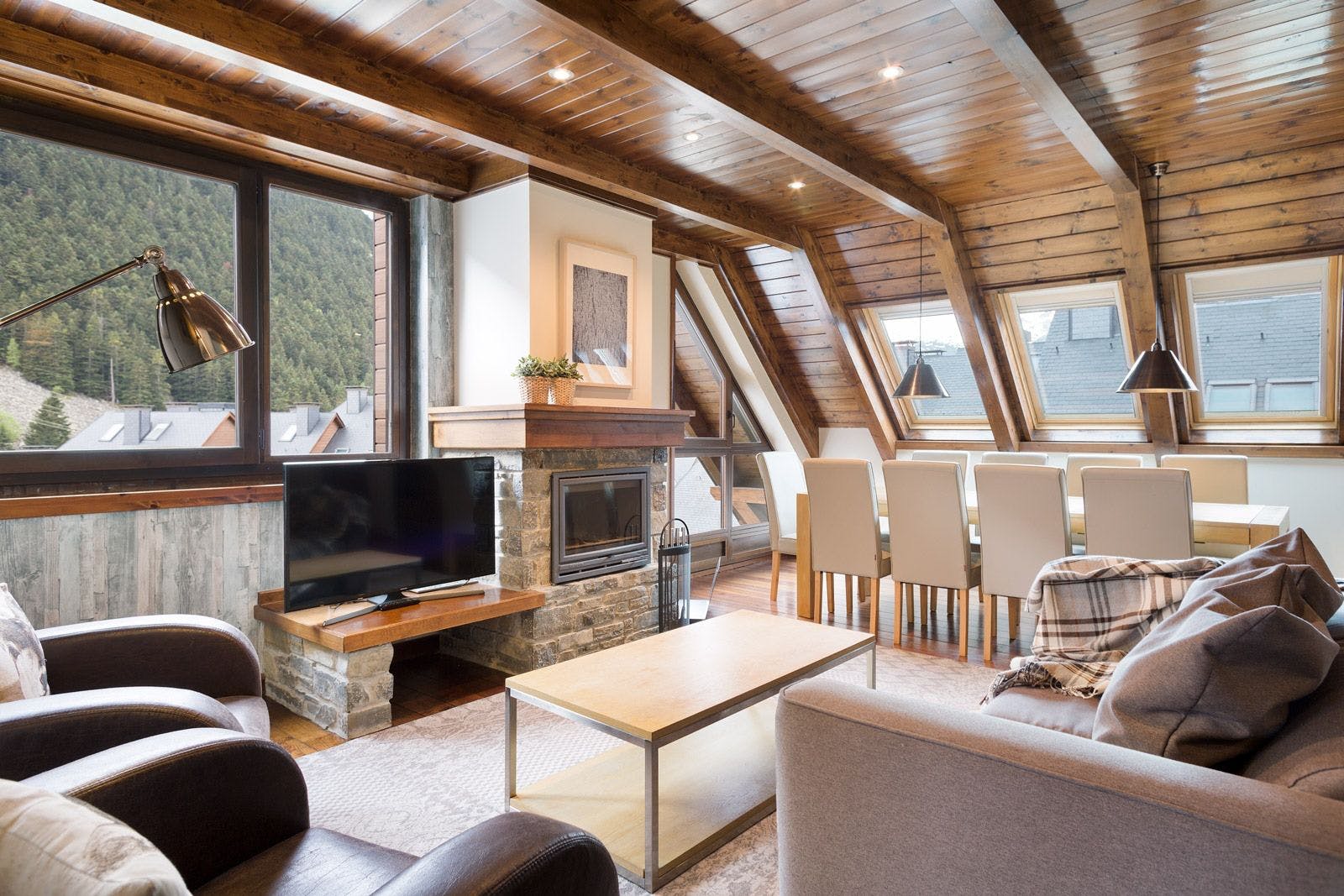 Chalet Aiguestortes Val d’Aran: Spacious 4-Bedroom Ski Chalet with Mountain Views, Val d’Aran