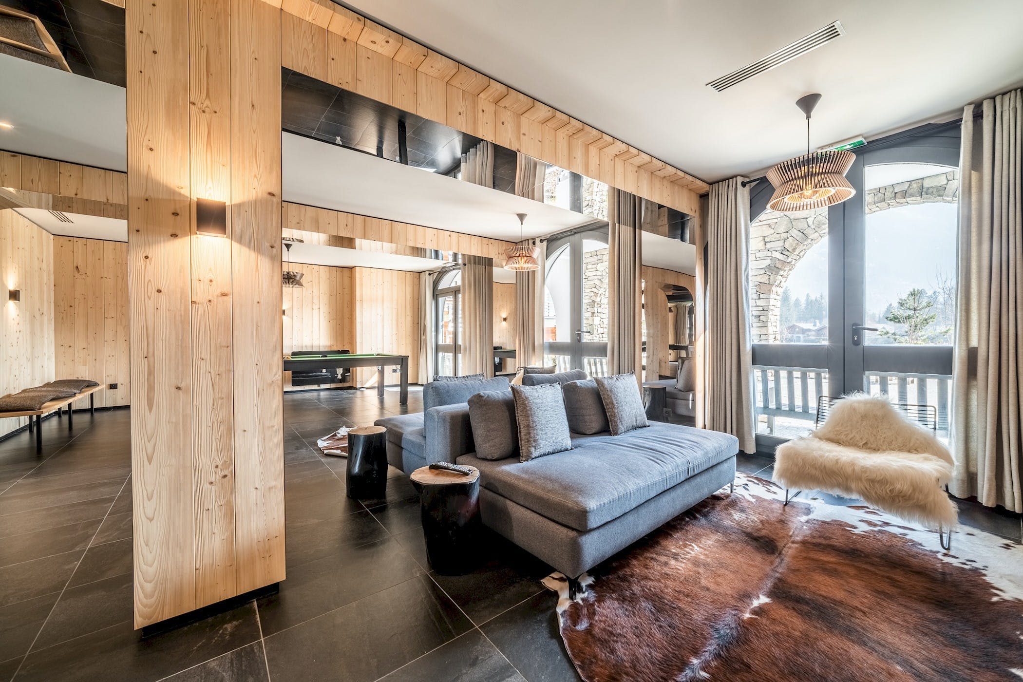 Chalet Aiguille Chamonix: Luxury 4-Bedroom Ski Chalet with Hot Tub, Chamonix