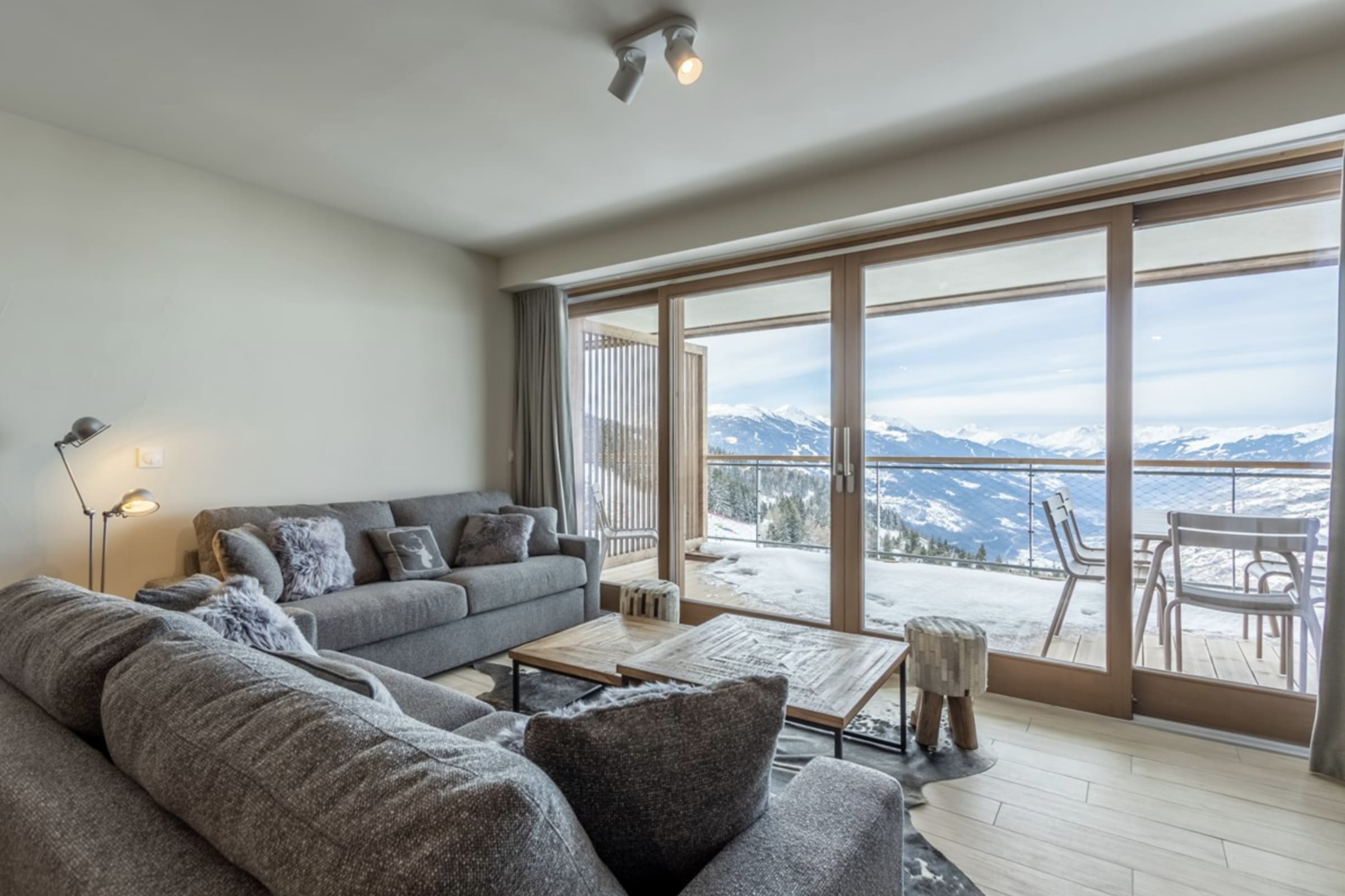 Chalet Aiguille Val-d’Isère: Stylish 3-Bedroom Apartment with Sauna and Pool, Val-d’Isère