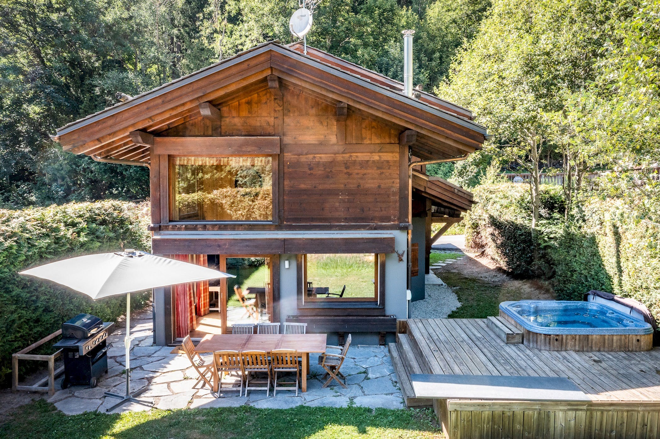 Chalet Aiguilles Argentière: Luxury 4-Bedroom Chalet with Hot Tub and Mountain Views, Chamonix