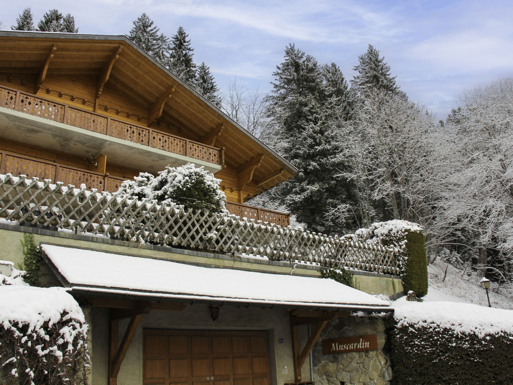 Chalet Alpage Villars: Magnificent 4-Bedroom Alpine Retreat with Stunning Mountain Views and Ski Access in the Swiss Alps
