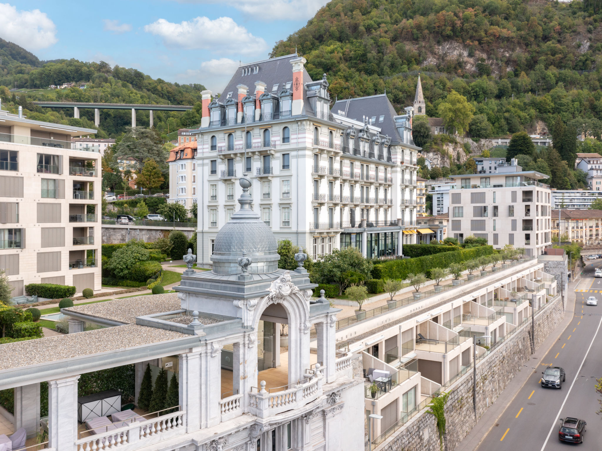 Chalet Alphorn Montreux: Stunning 4-Bedroom Mountain View Apartment with Pool and Spa Access in Swiss Riviera