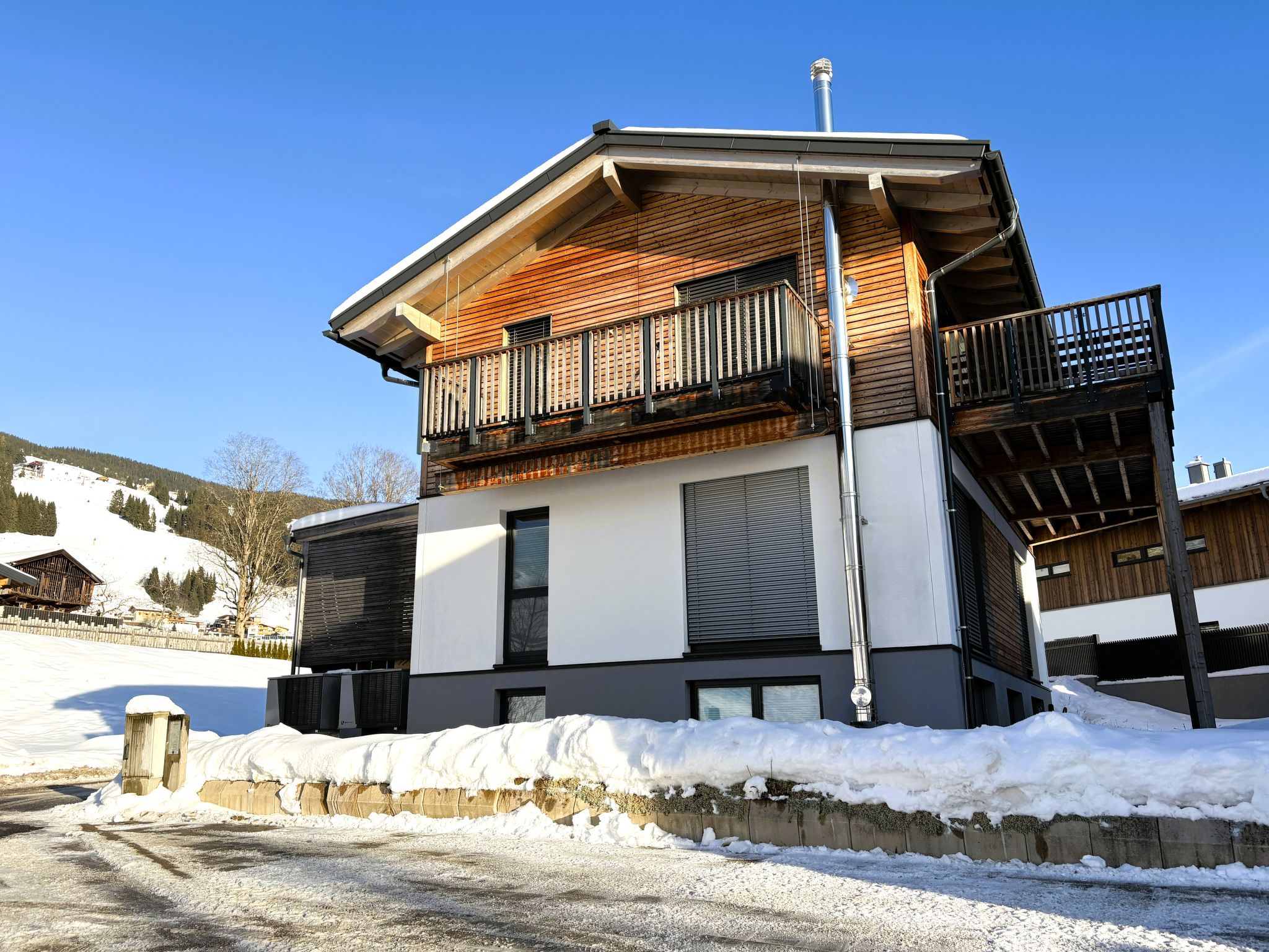Chalet Bergmahd Saalbach: Modern Alpine Apartment with Mountain Views and Ski Access in Austrian Alps