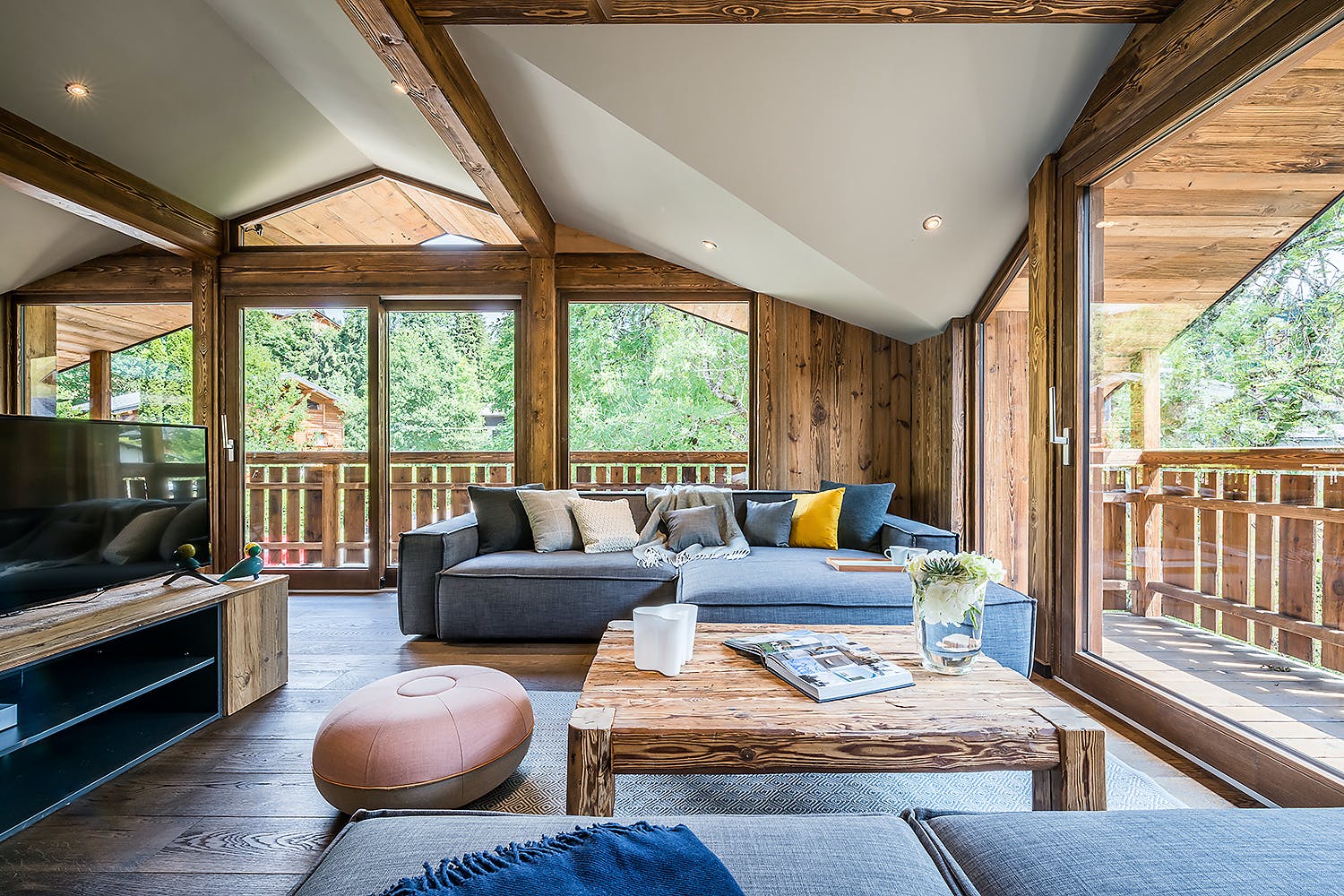 Chalet Chablais Les Gets: Luxury 4-Bedroom Chalet with Hot Tub and Ski Access, Les Gets