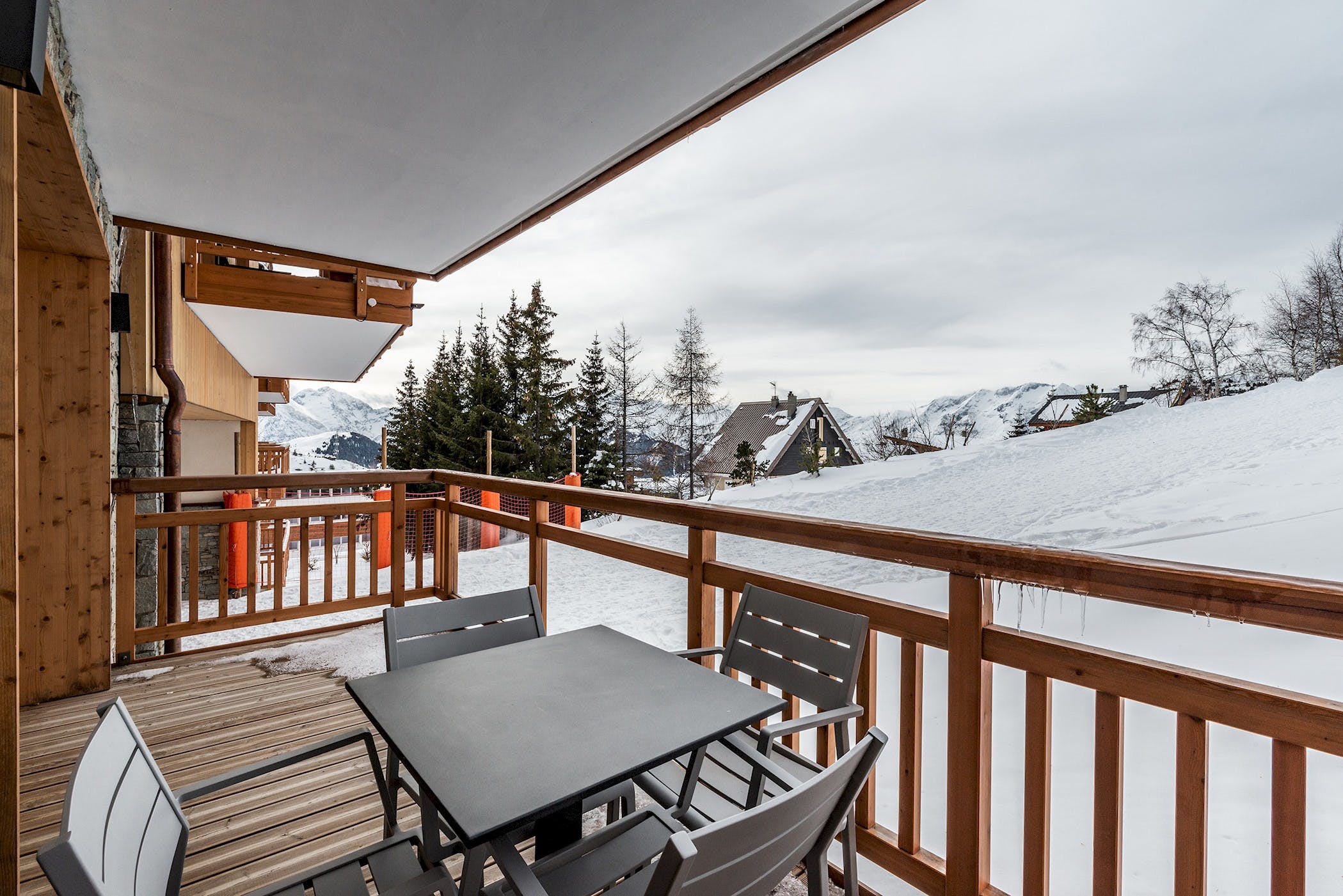 Chalet Écrins Alpe-d’Huez: Luxury 3-Bedroom Apartment with Sauna and Pool, The Three Valleys