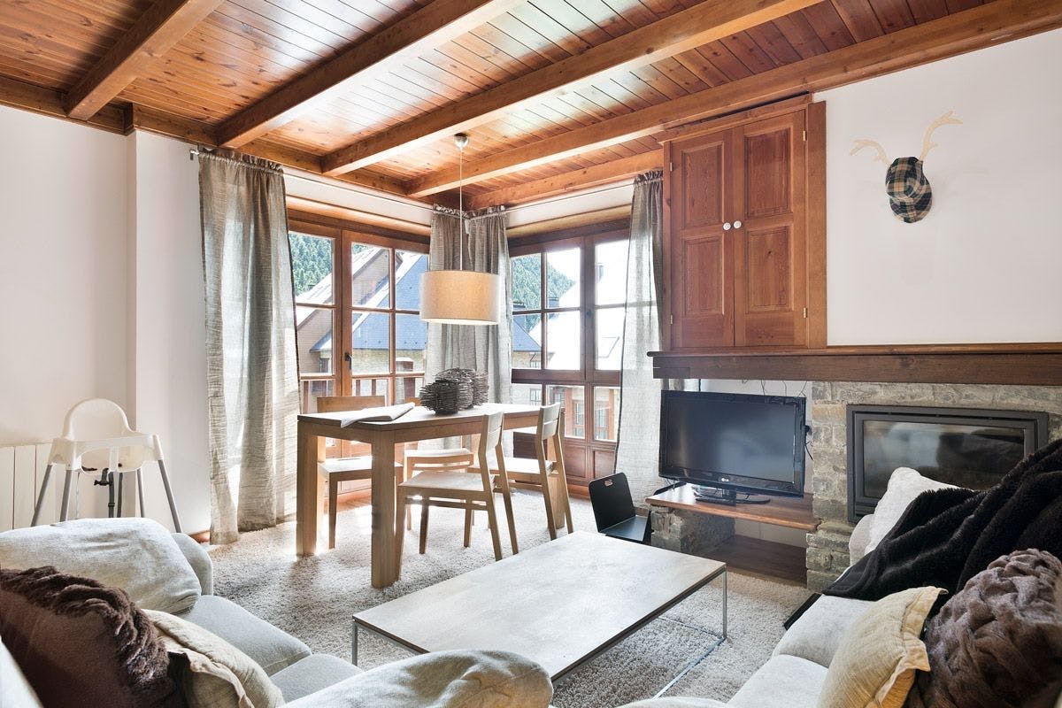 Chalet Era Val d’Aran: Charming 2-Bedroom Ski Chalet with Fireplace, Val d’Aran
