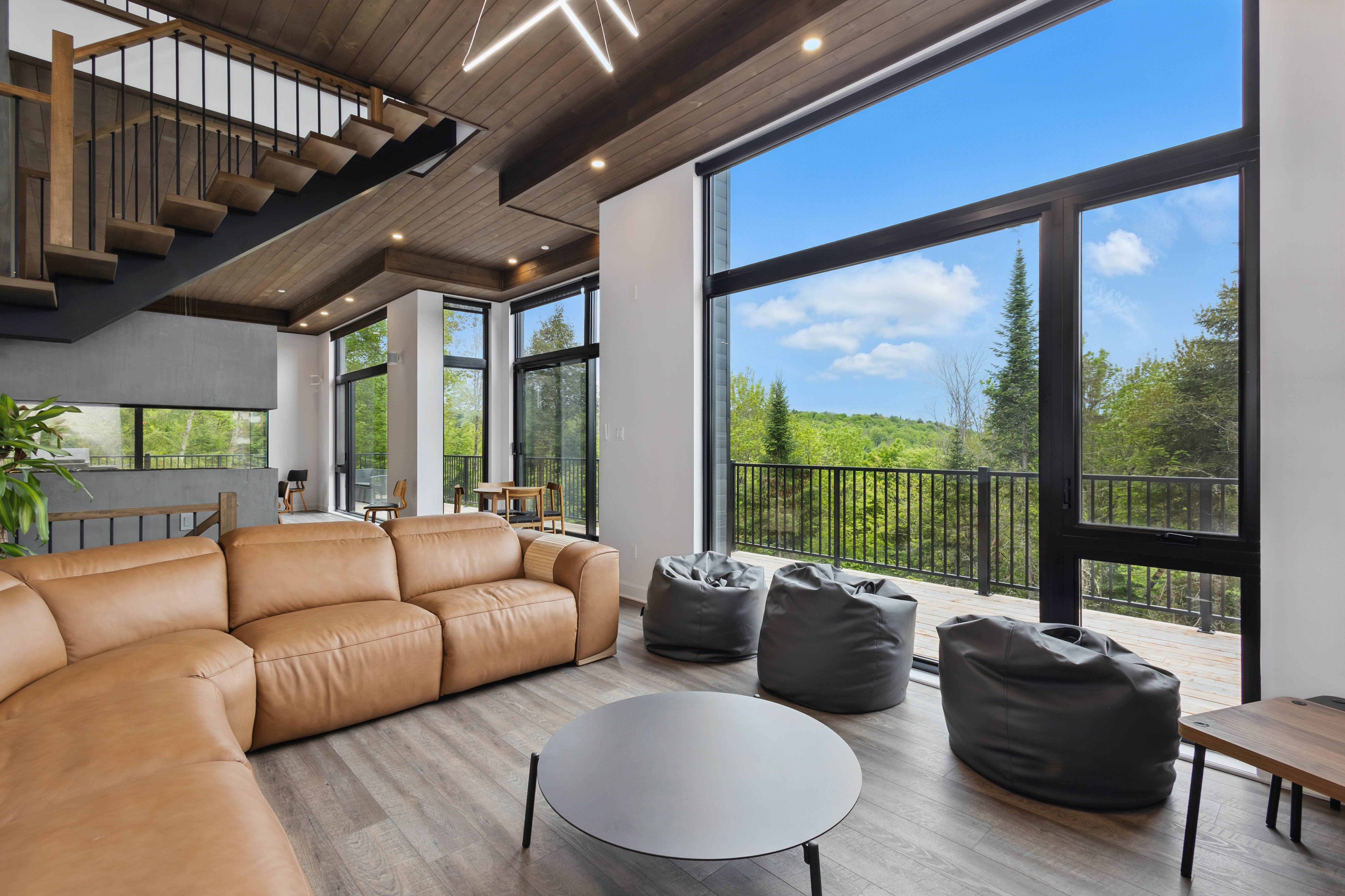 Chalet Érable Tremblant: Spacious 6-Bedroom Ski Chalet with Hot Tub, Laurentides