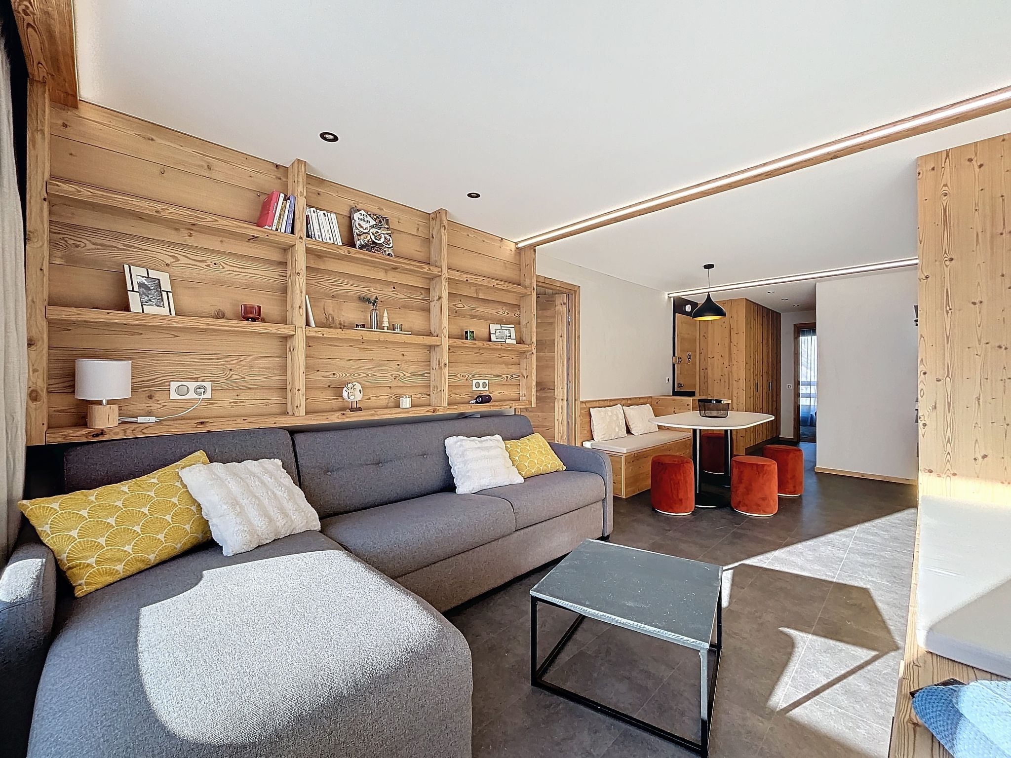 Chalet Foehn Menuires Les Menuires: Modern 2-Bedroom Alpine Apartment with Mountain Views and Ski Access in French Alps