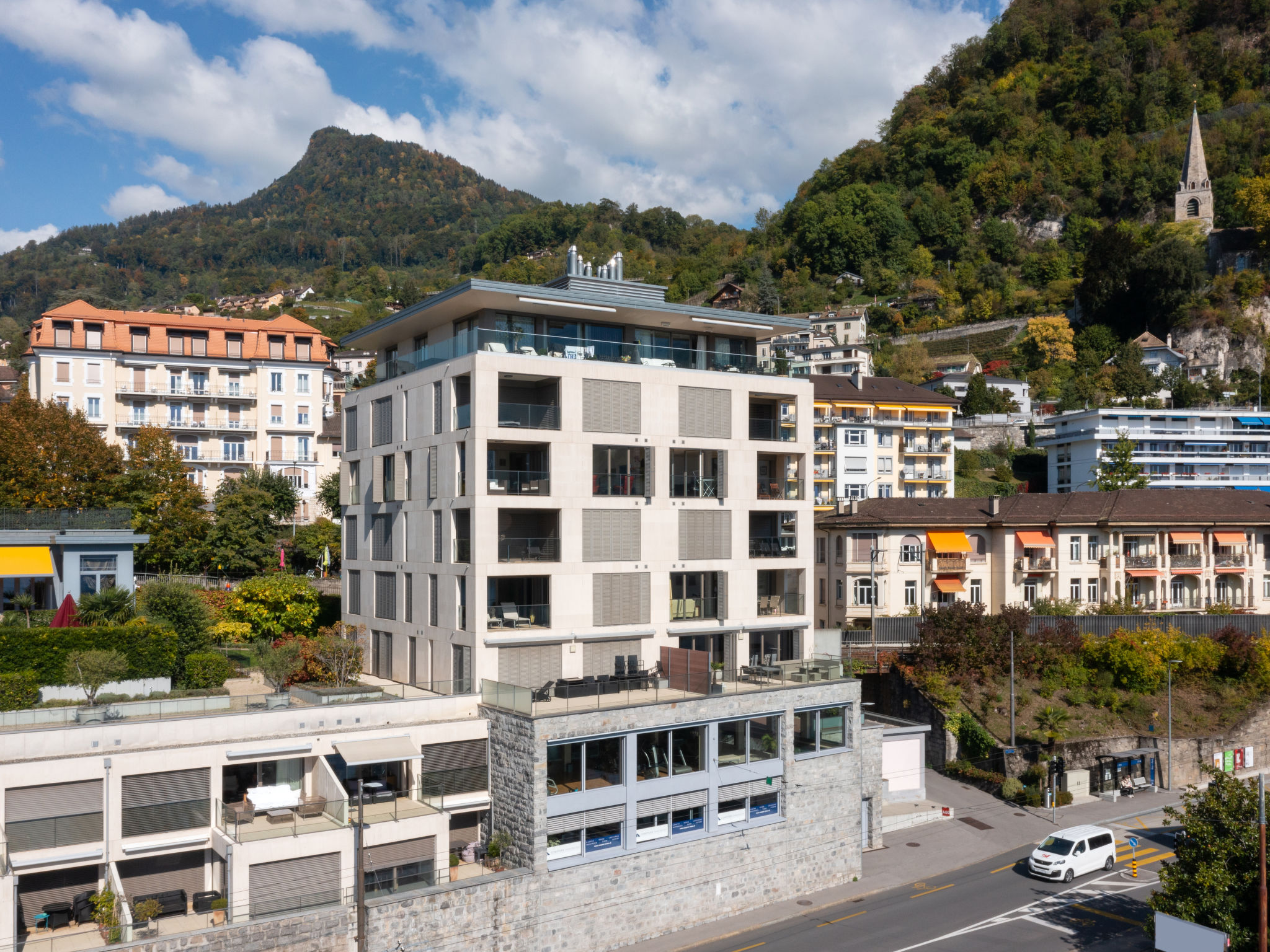 Chalet Foehn Montreux: Modern 3-Bedroom Apartment with Mountain Views and Spa Facilities in Swiss Riviera