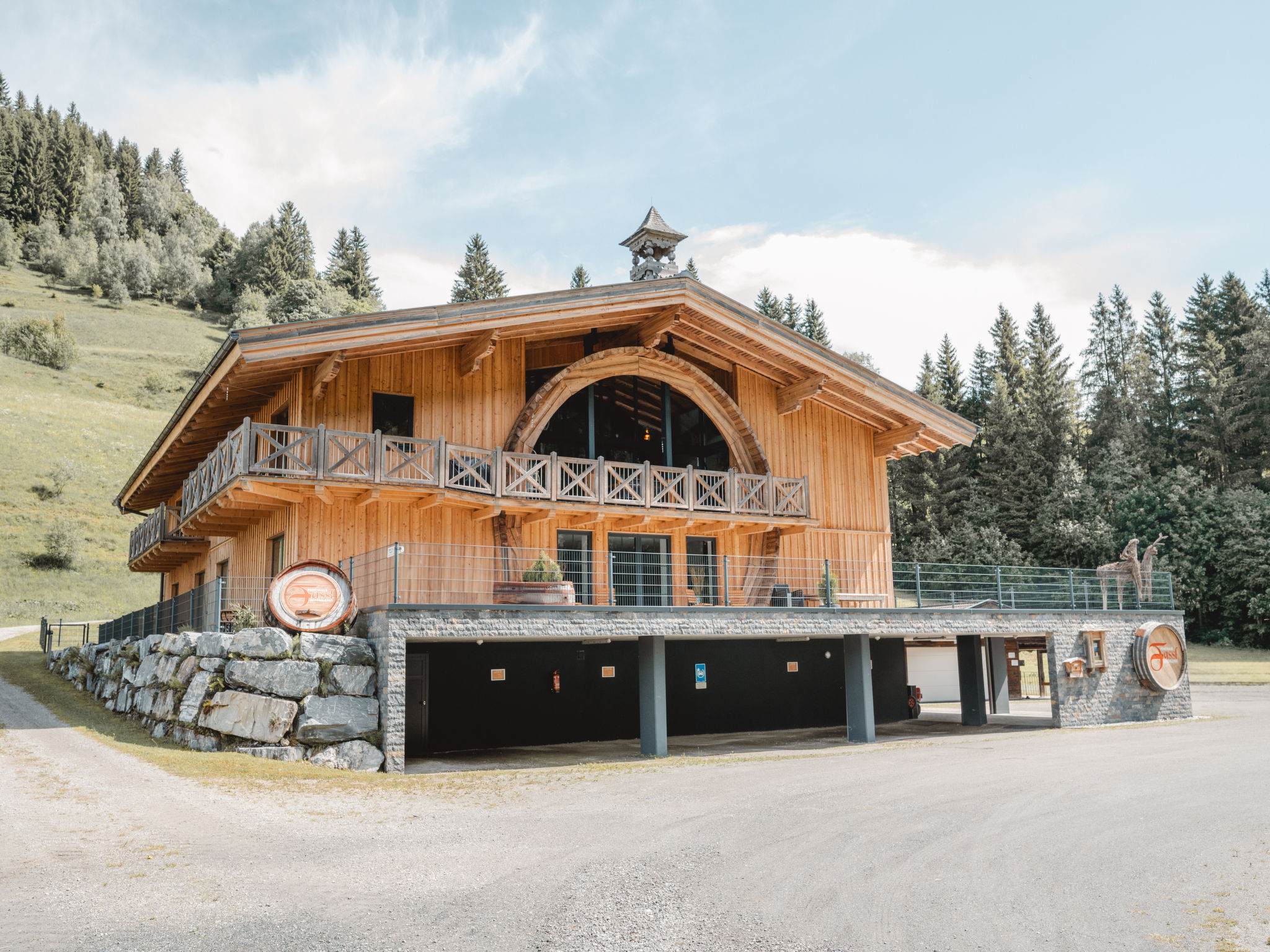 Chalet Foehn Saalbach: Luxurious 4-Bedroom Alpine Apartment with Mountain Access and Modern Amenities in Austrian Ski Resort