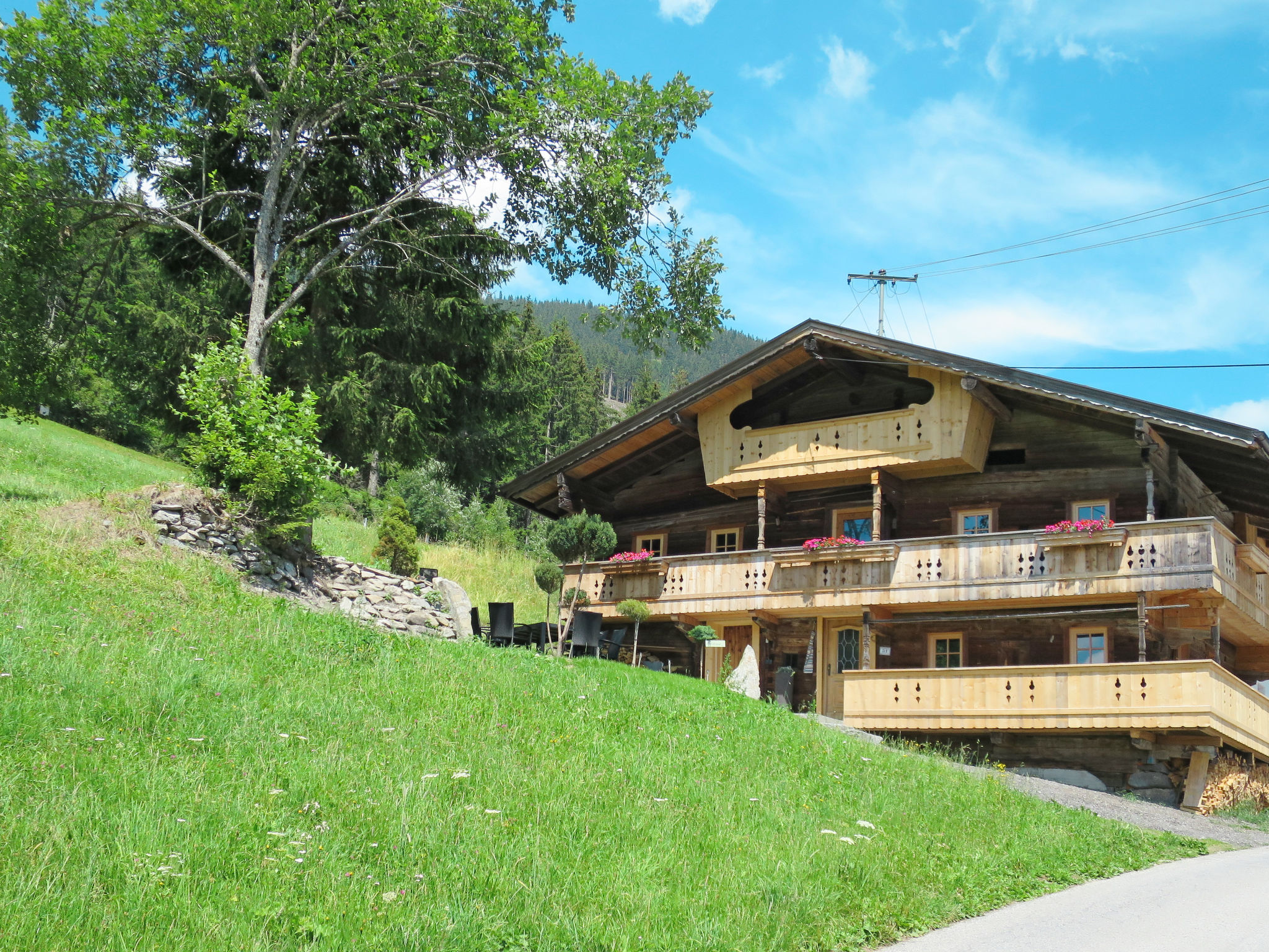 Chalet Foehn Stumm: Premium Alpine Retreat with Sauna and Mountain Views for 10 Guests in the Austrian Zillertal