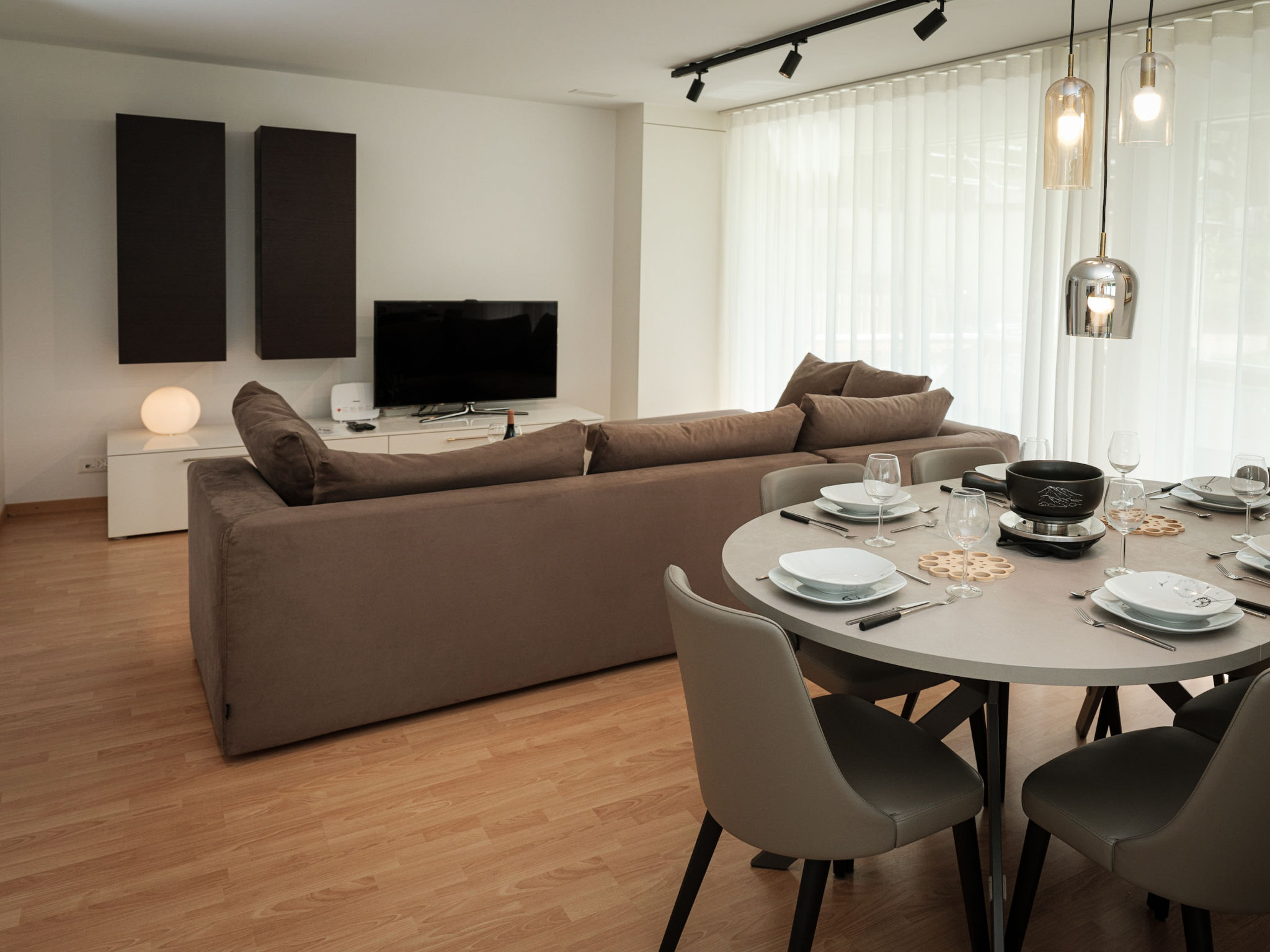 Chalet Foehn Tasch: Modern 3-Bedroom Alpine Apartment with Mountain Views and Ski Access near Zermatt