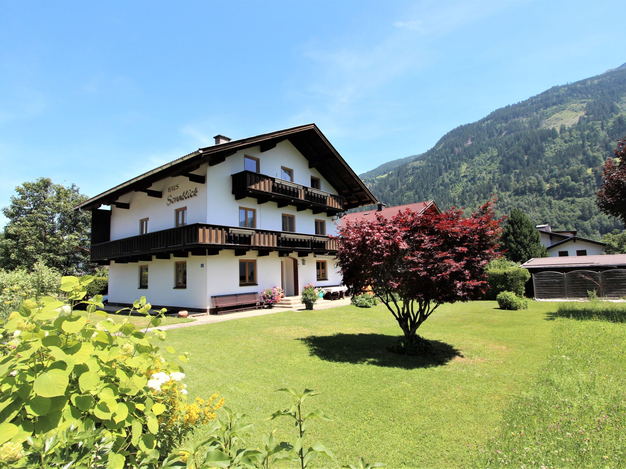 Chalet Foehn Uderns: Spectacular 8-Bedroom Mountain Chalet with Panoramic Views in the Austrian Alps