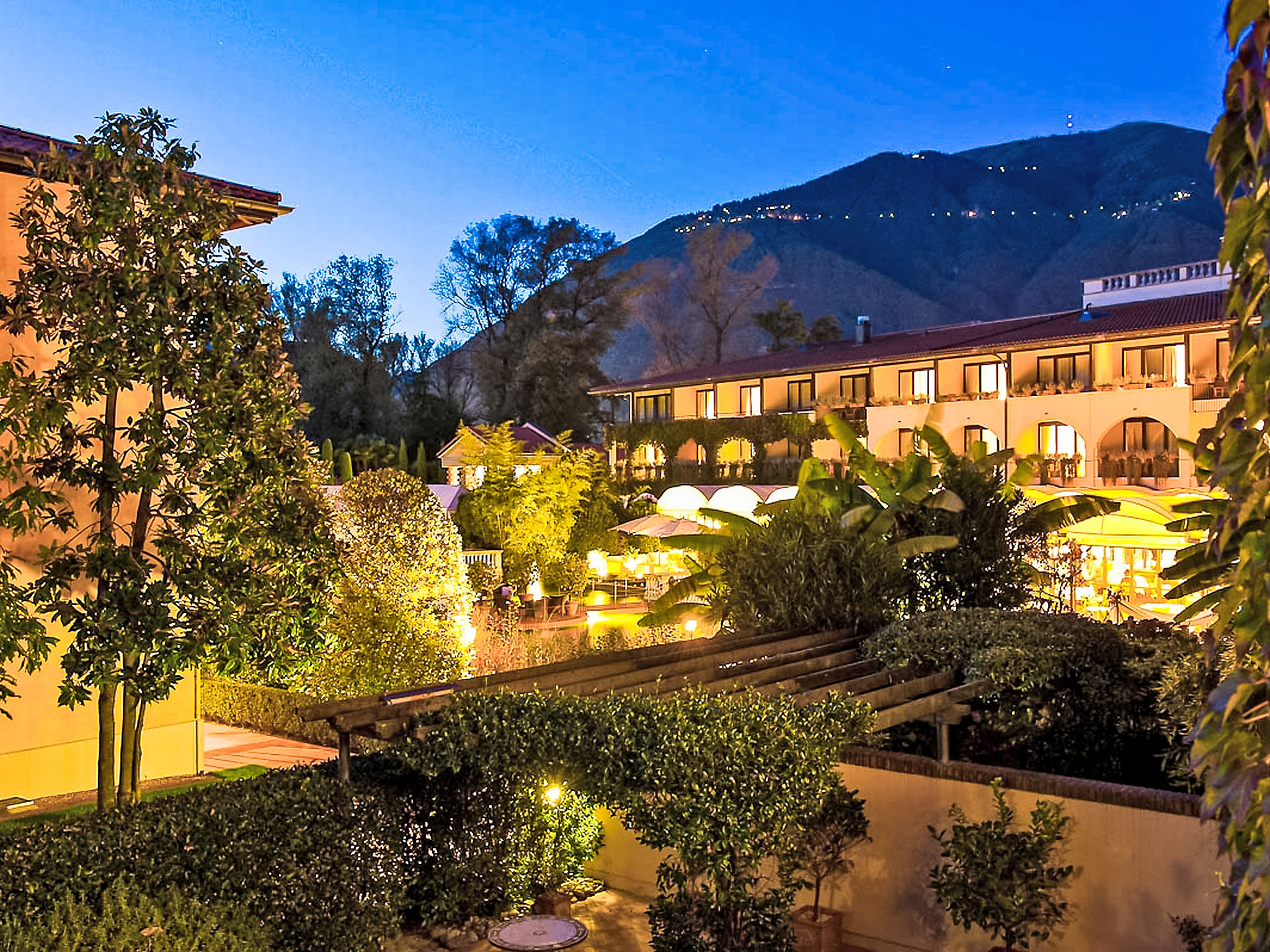 Chalet Fohn Ascona: Contemporary 2-Bedroom Apartment with Mountain Views and Resort Amenities in Swiss Ticino