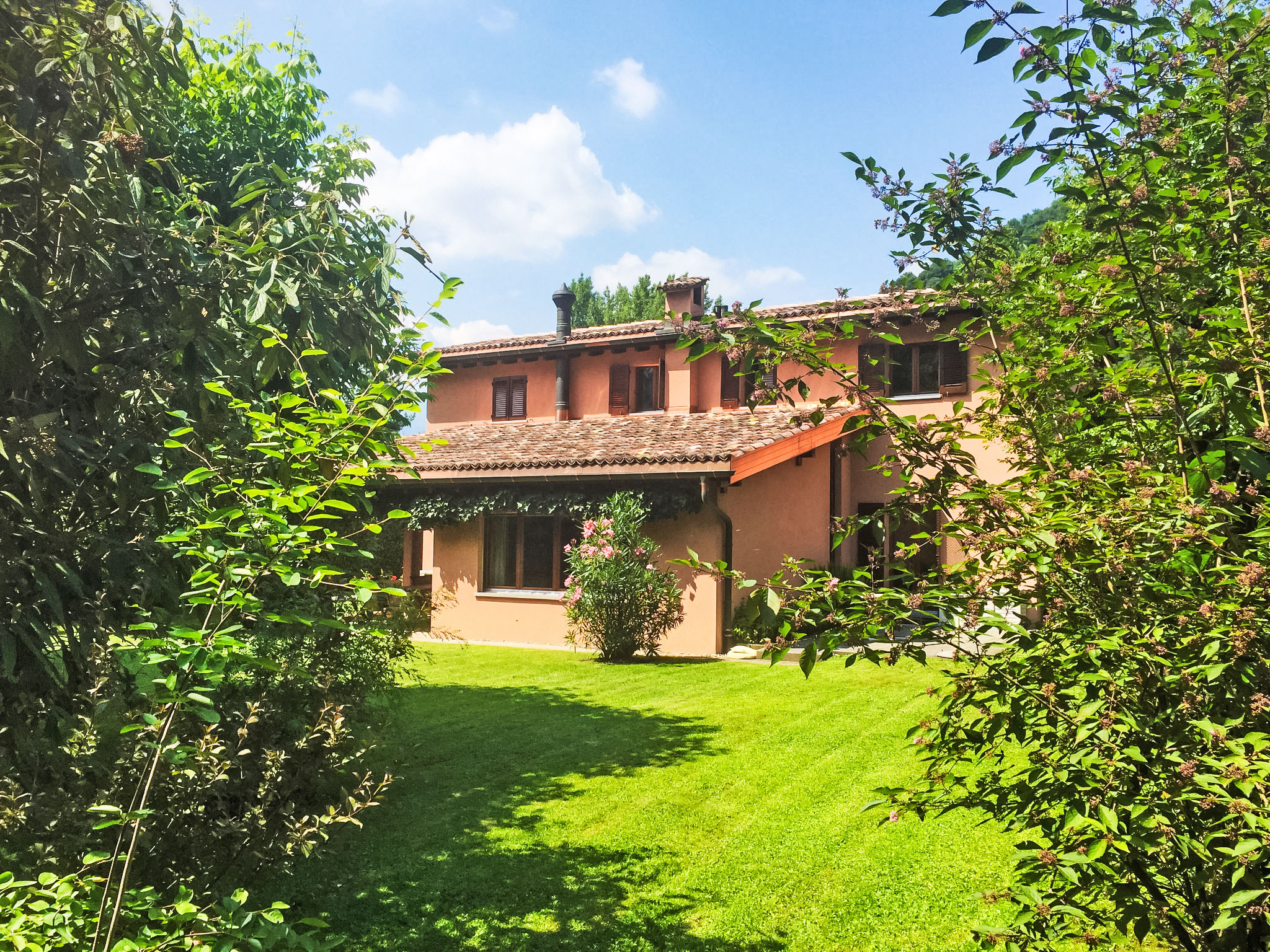 Chalet Fohn Figino: Luxury 4-Bedroom Lakeside Chalet with Mountain Views and Private Garden Near Lugano