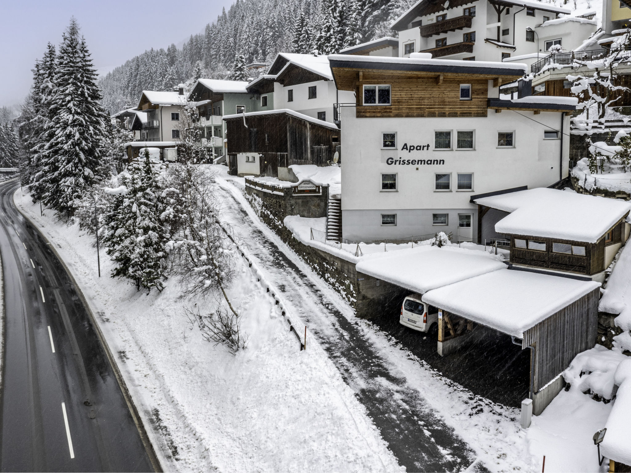 Chalet Föhn Kappl: Spacious 4-Bedroom Alpine Retreat with Modern Amenities in Austrian Ski Resort