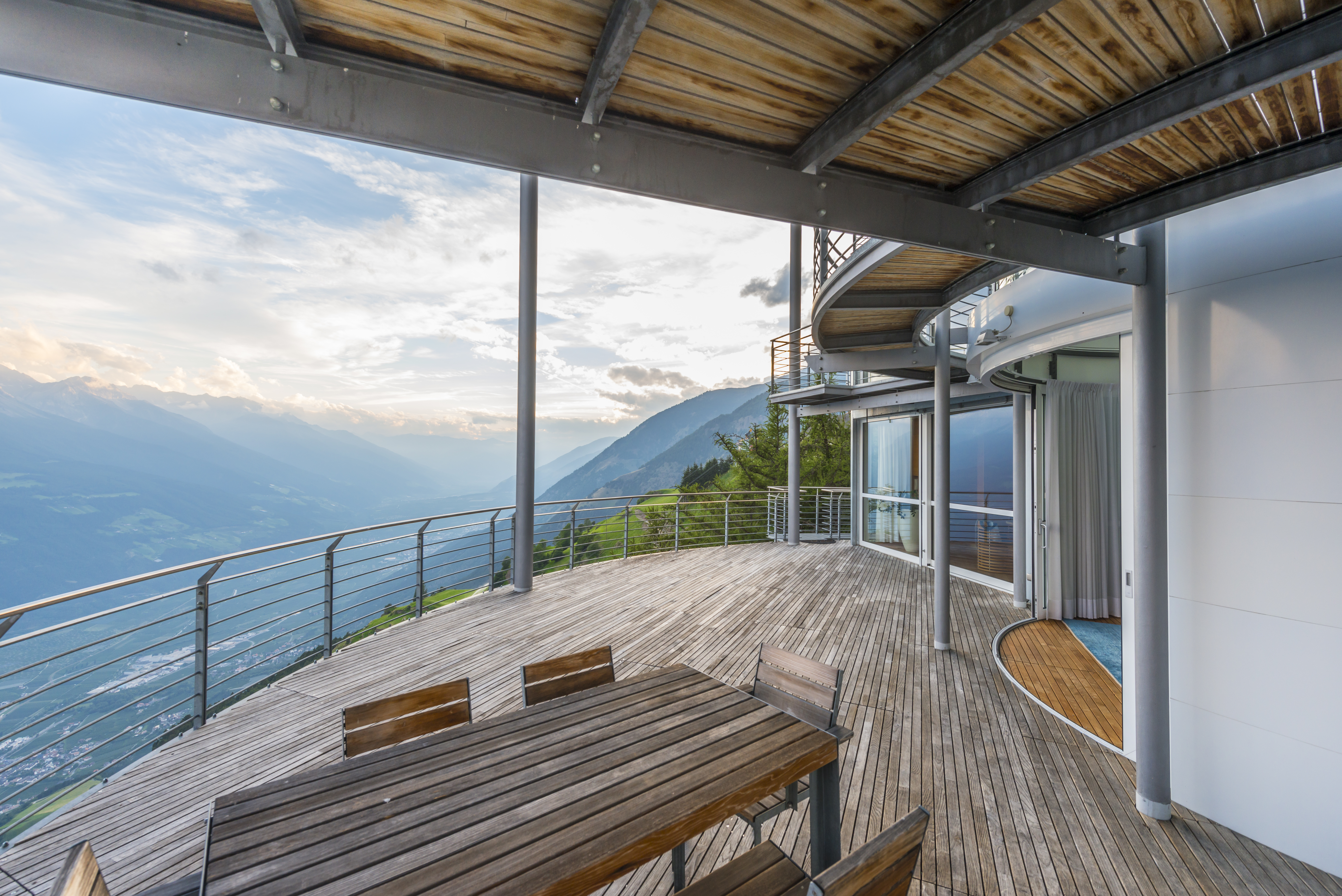Chalet Föhn Tyrol: Elegant 3-Bedroom Chalet with Pool and Gym, South Tyrol