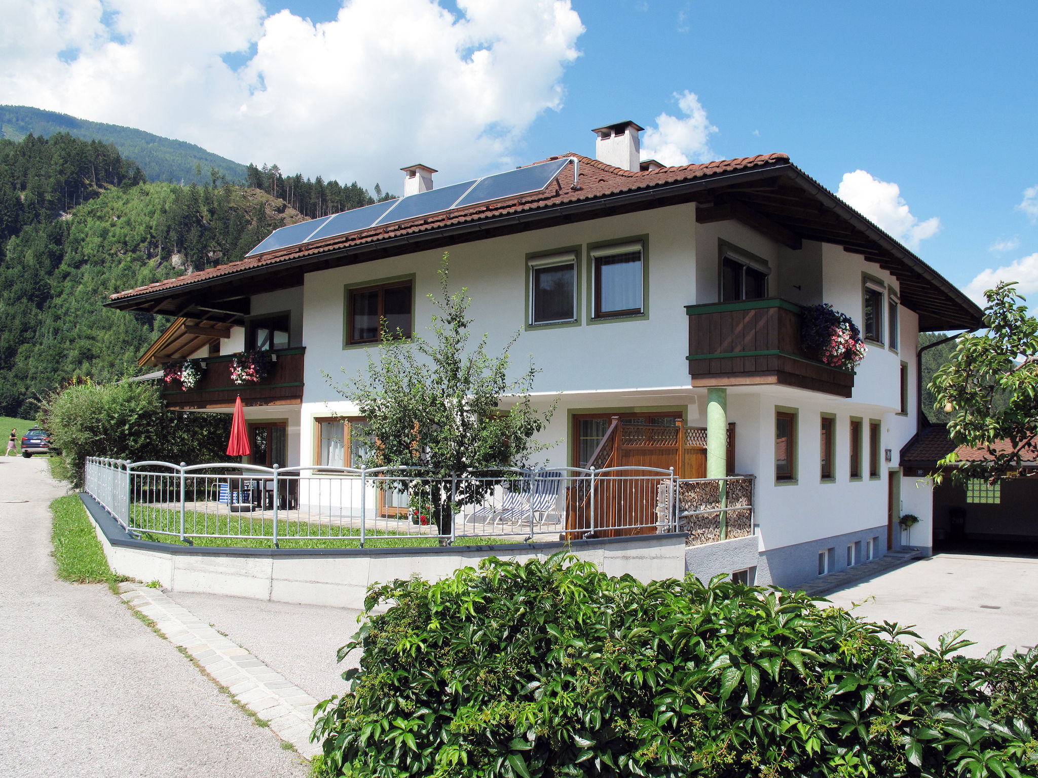 Chalet Gerlos Zell: Modern 3-Bedroom Alpine Apartment with Mountain Access and Ski Facilities in Austrian Zillertal