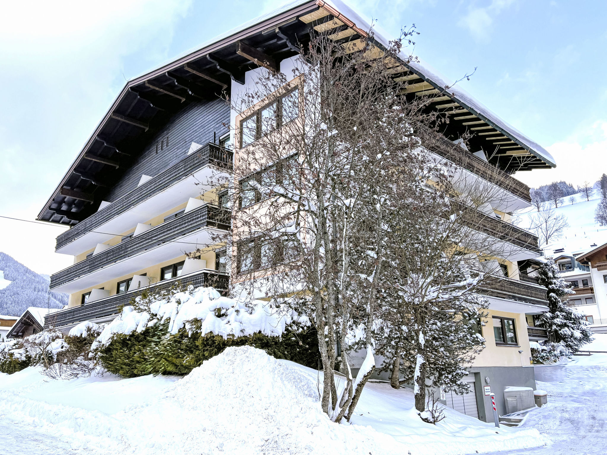 Chalet Glemm Saalbach: Charming 1-Bedroom Alpine Apartment with Mountain Views in Saalbach-Hinterglemm Austria