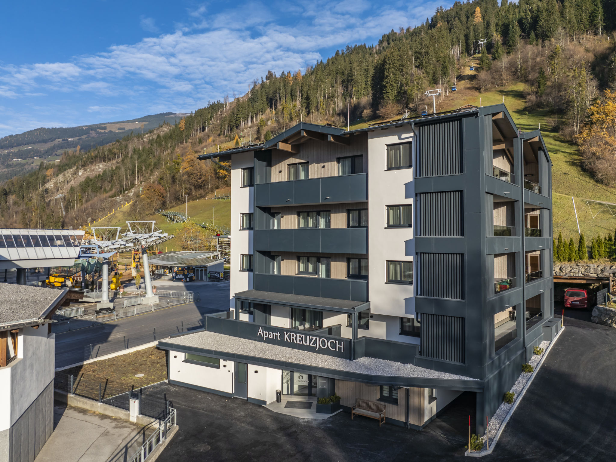 Chalet Glocke Zell: Modern 2-Bedroom Alpine Apartment with Mountain Views and Ski Access in Austrian Zillertal
