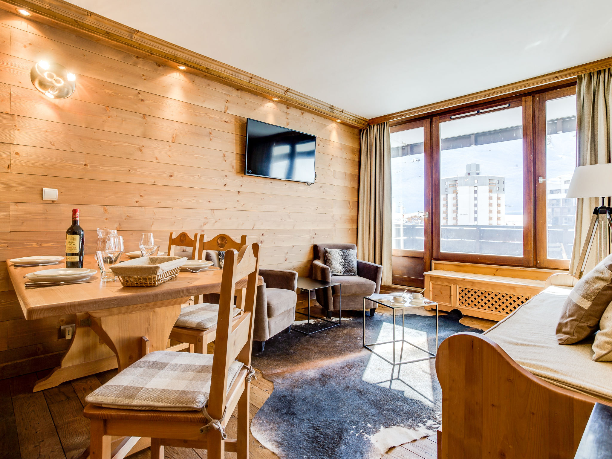 Chalet Grizzly Tignes: Luxury Ski Apartment with Mountain Views and Prime Ski Access in Tignes Val Claret France