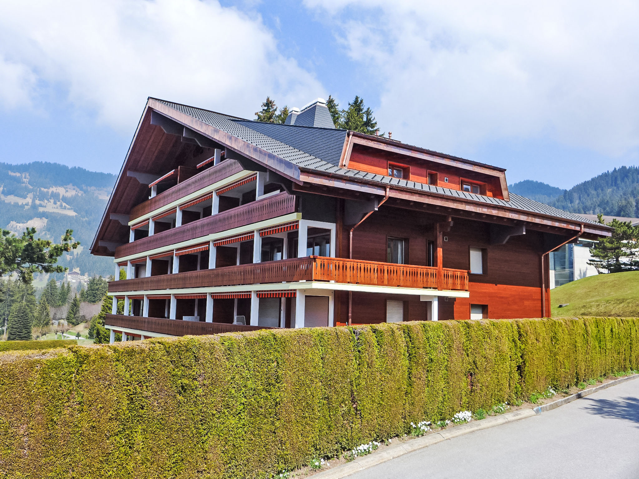 Chalet Gryon Villars: Spacious 3-Bedroom Alpine Apartment with Mountain Views and Ski Access in Swiss Resort