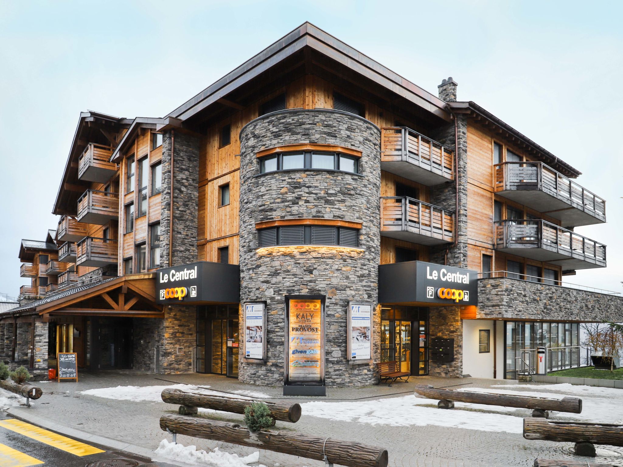 Chalet Hedonia Villars: Modern 3-Bedroom Alpine Apartment with Mountain Views and Ski Access in Swiss Alps