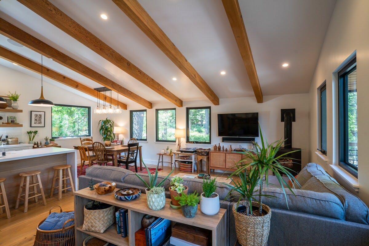 Chalet Jeffrey Tahoe: Luxury 2-Bedroom Chalet with Scenic Views, West Tahoe