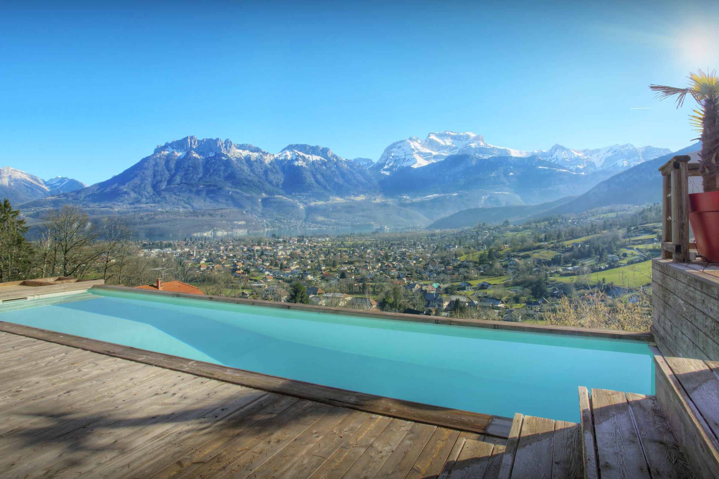 Chalet Lac Annecy: Luxury 5-Bedroom Ski Chalet with Heated Pool, Upper Savoy